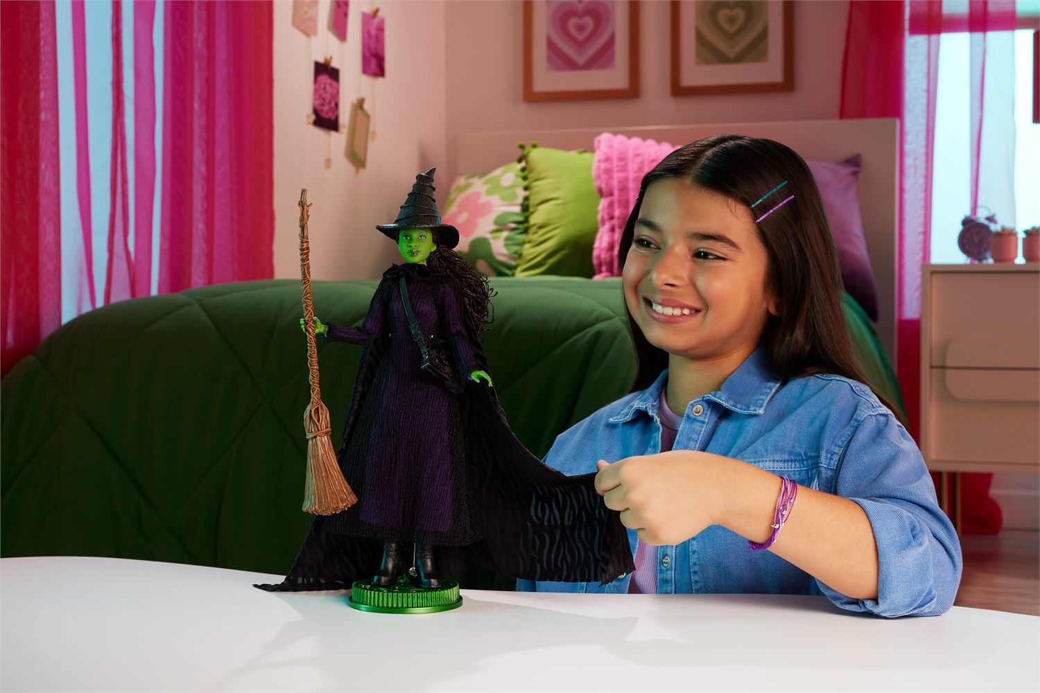 Mattel HXY38 Bambola Deluxe Elphaba - Ispirata al film Wicked, snodata con accessori