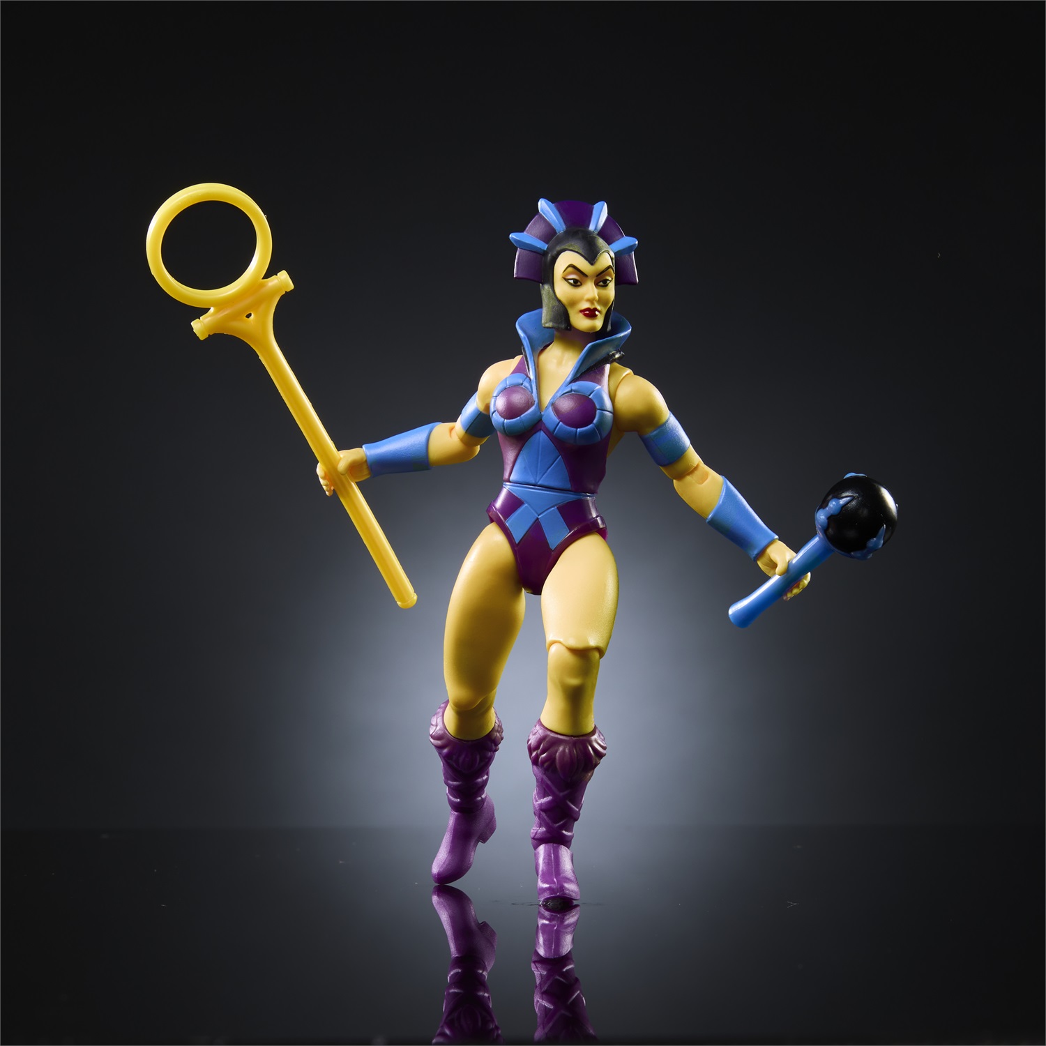 Masters of the Universe Origins - Evil-Lyn Action Figure Articolata 14 cm con Armatura, Bacchetta e Scettro, Giocattolo per Bambini 6 anni