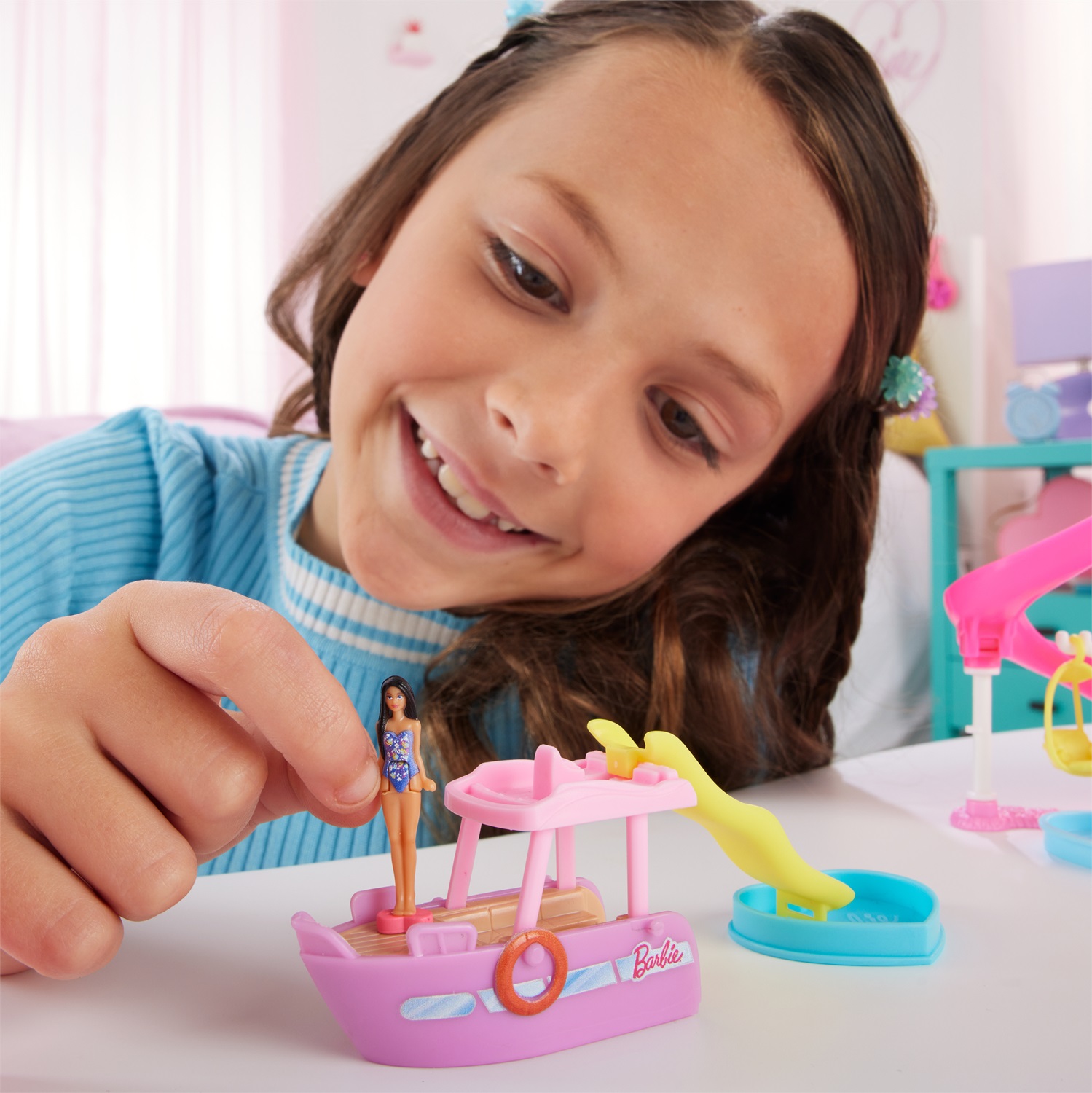 Barbie Mini BarbieLand - Set Barca dei Sogni con bambola 3,8 cm e veicolo che cambia colore in acqua, giocattolo per bambini 4 anni, HYF41