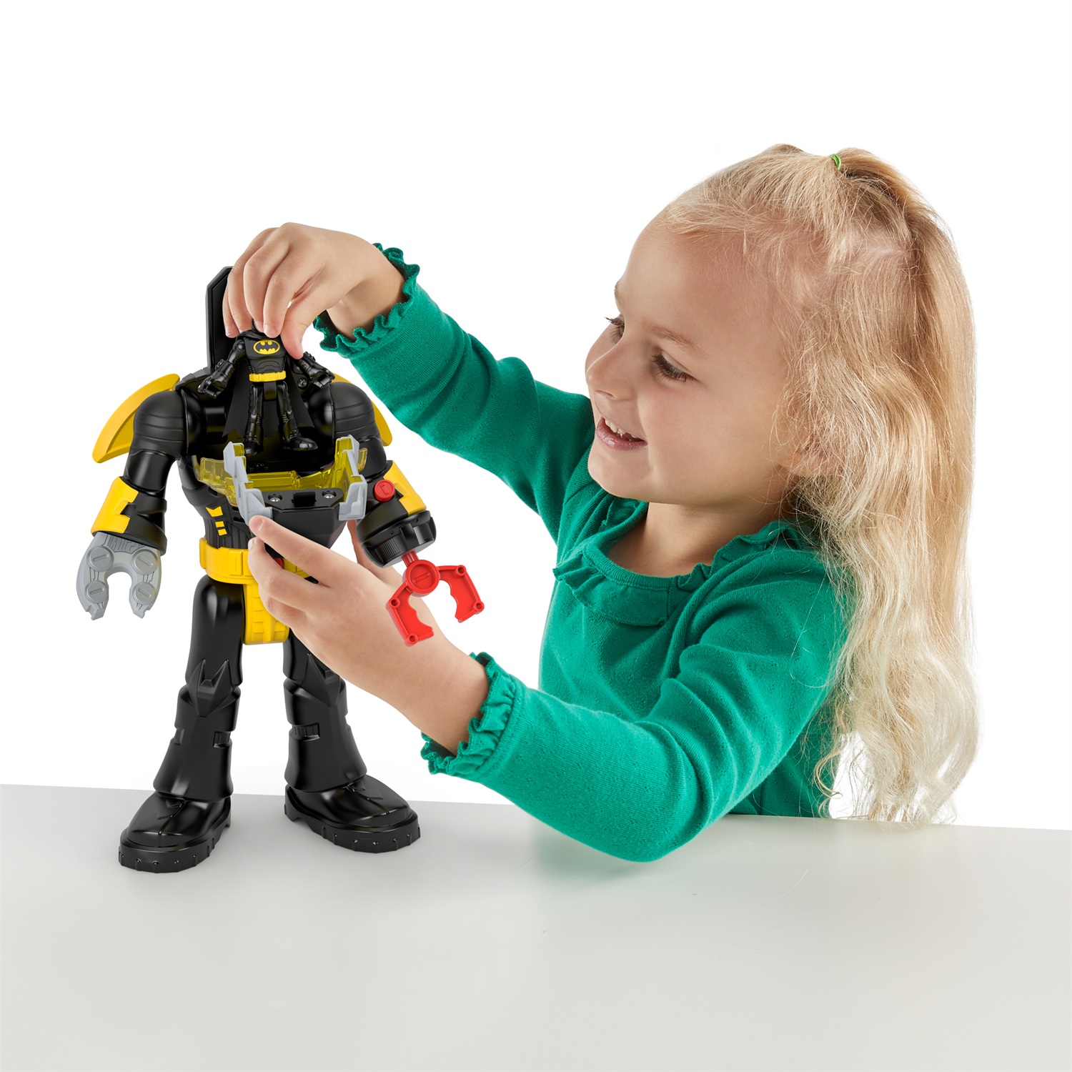 Fisher-Price Imaginext DC Super Friends - Batman Insider e il Bat Bot, robot alto 30 cm con luci, suoni, cabina di pilotaggio e 4 accessori inclusi, giocattolo per bambini 3 anni, HYG31