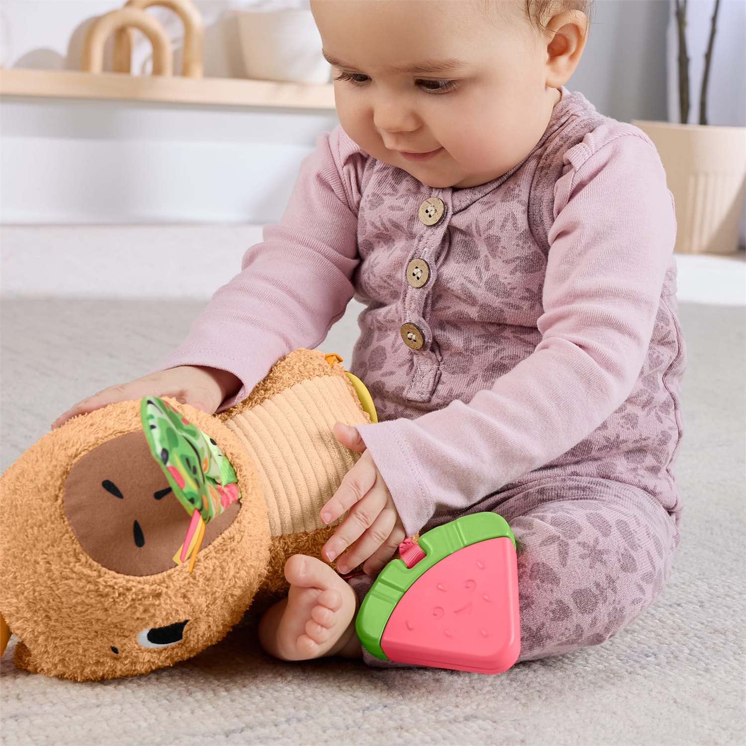 Fisher-Price Marmotta Coccole e Merenda HYR54 - Peluche Sensoriale con Massaggiagengive e Sonaglino per Neonati, 3 mesi