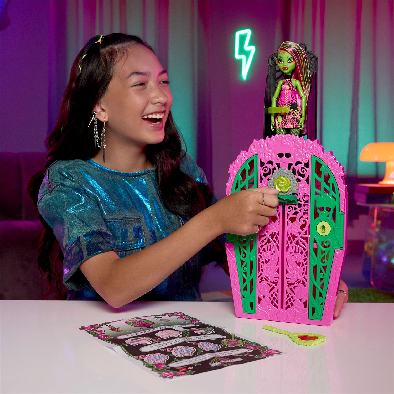Monster High Venus McFlytrap - Set Segreti da Brivido con Bambola, Guardaroba e 19 Accessori per il Tea Party, Giocattolo per Bambini 4 Anni