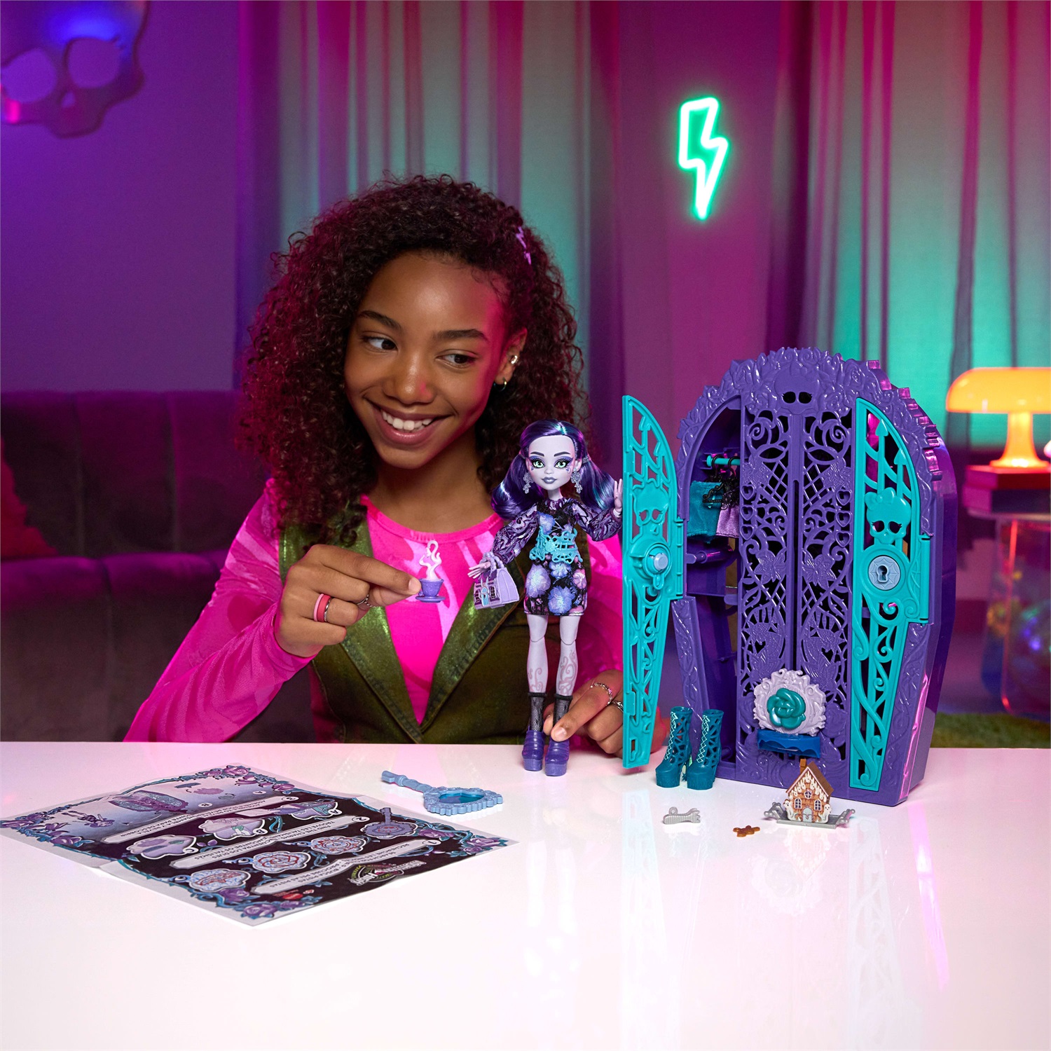 Monster High Segreti da Brivido - Set con Bambola Twyla e Guardaroba, 19 Accessori e Abiti Inclusi, Giocattolo per Bambini 4 Anni