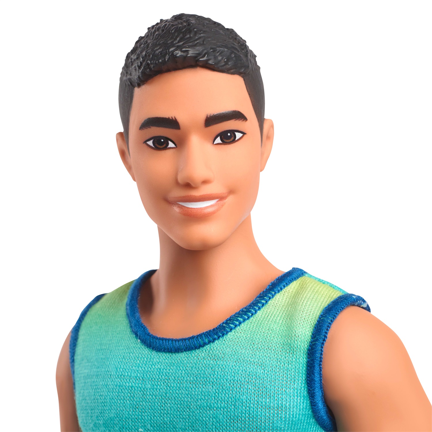 Barbie Ken Fashionistas n. 236 - Bambola con Capelli Neri, Canotta Blu e Verde Sfumata, Shorts in Jeans e Sneaker Argento, Giocattolo per Bambini 3 Anni