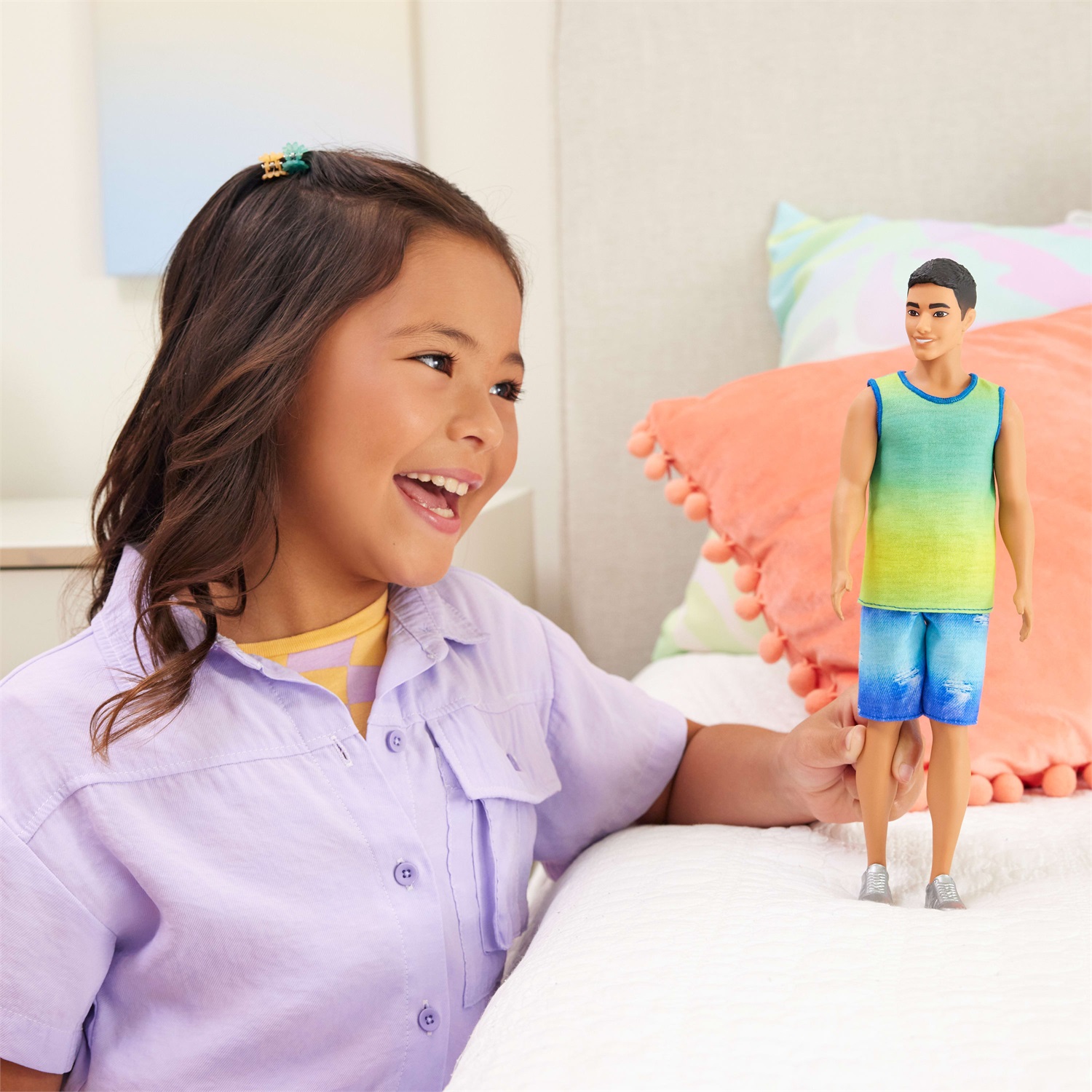 Barbie Ken Fashionistas n. 236 - Bambola con Capelli Neri, Canotta Blu e Verde Sfumata, Shorts in Jeans e Sneaker Argento, Giocattolo per Bambini 3 Anni