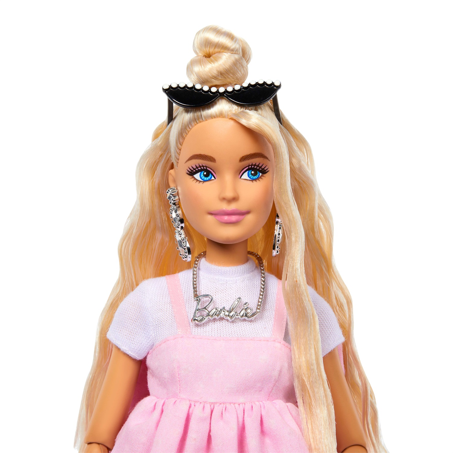 Barbie Deluxe Style n.3 - Bambola con capelli biondi in chignon, abito Barbiecore rosa pastello e accessori inclusi