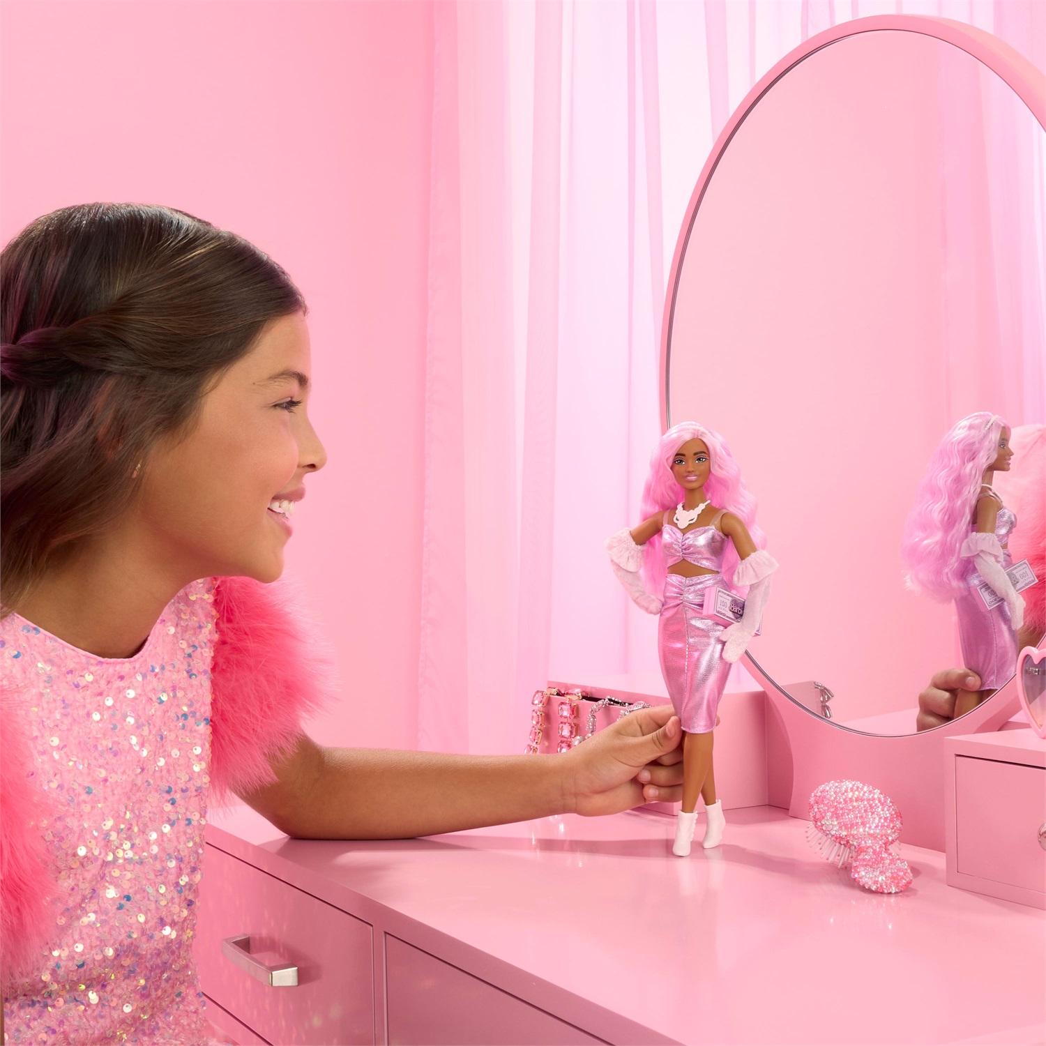 Barbie Deluxe Style n.1 - Bambola con Capelli Rosa e Abito Barbiecore Rosa Lucido, Accessori Inclusi, Giocattolo per Bambini 4 Anni