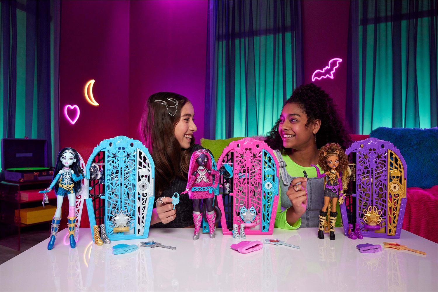 Monster High Catty Noir Segreti da Brivido - I Misteri di Hauntlywood, bambola con abiti, guardaroba e 19 accessori glamour a sorpresa, giocattolo per bambini 4 anni