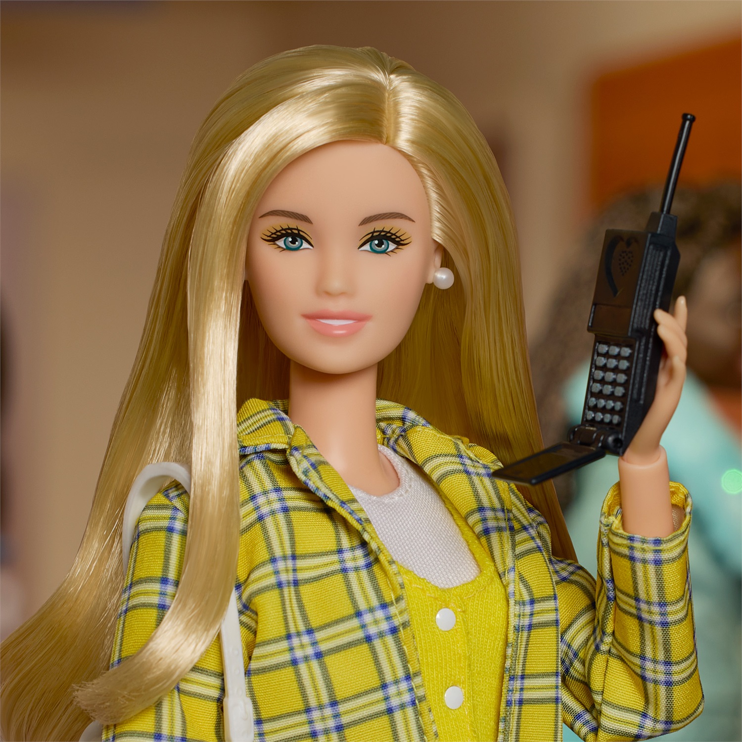Barbie Signature Clueless Cher - Bambola da Collezione 30° Anniversario con Abito a Quadri Giallo, Zaino, Telefono Cellulare e Foglio Rosa, Giocattolo per Bambini 6 Anni