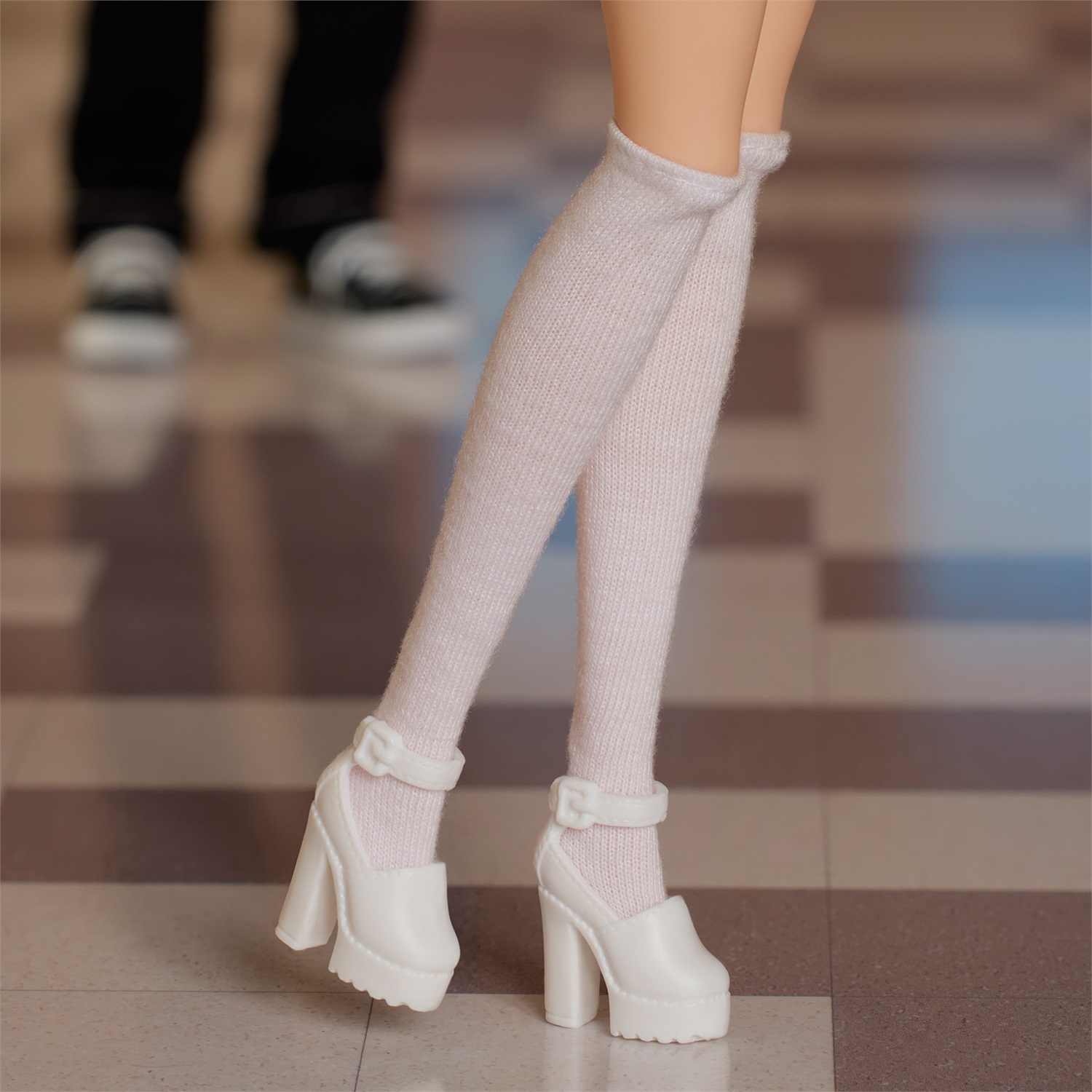 Barbie Signature Clueless Cher - Bambola da Collezione 30° Anniversario con Abito a Quadri Giallo, Zaino, Telefono Cellulare e Foglio Rosa, Giocattolo per Bambini 6 Anni