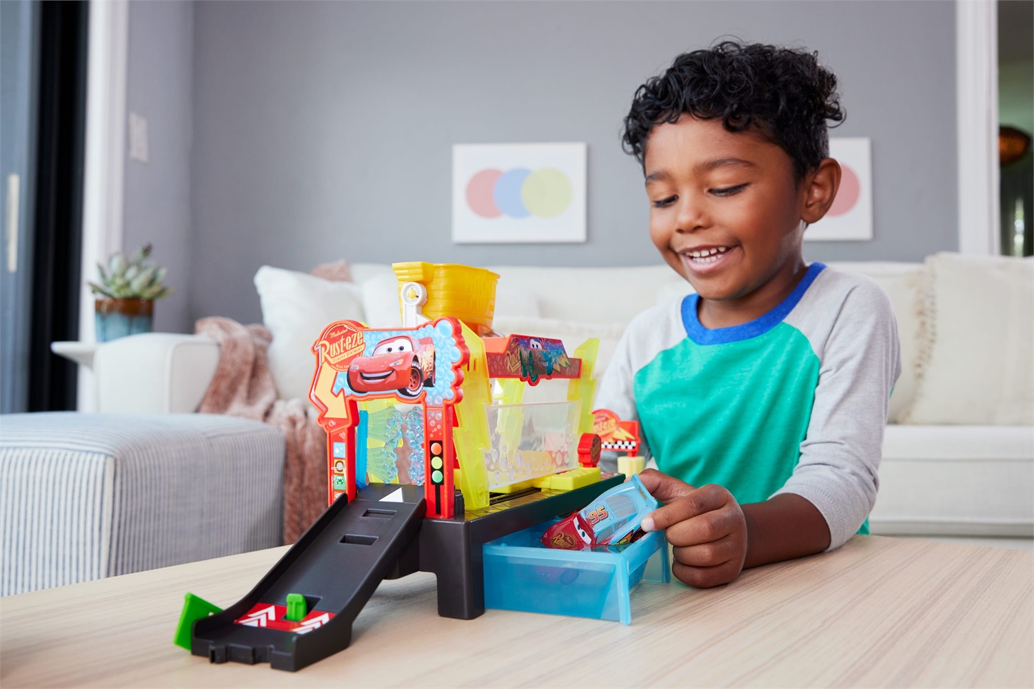 Mattel Disney Pixar Cars - Autolavaggio Corsa Cambia Colore Playset con Rampa e Vasca, Include Veicolo Saetta McQueen Cambia Colore, Giocattolo per Bambini 4 Anni