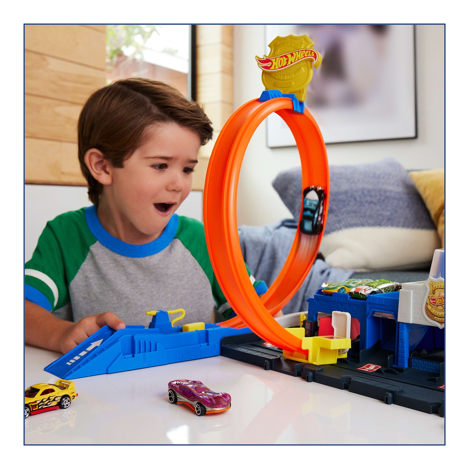 Hot Wheels City JBM71 - Super Stazione di Polizia con playset regolabile, 4 corsie, loop e macchinina inclusa, giocattolo per bambini 4 anni