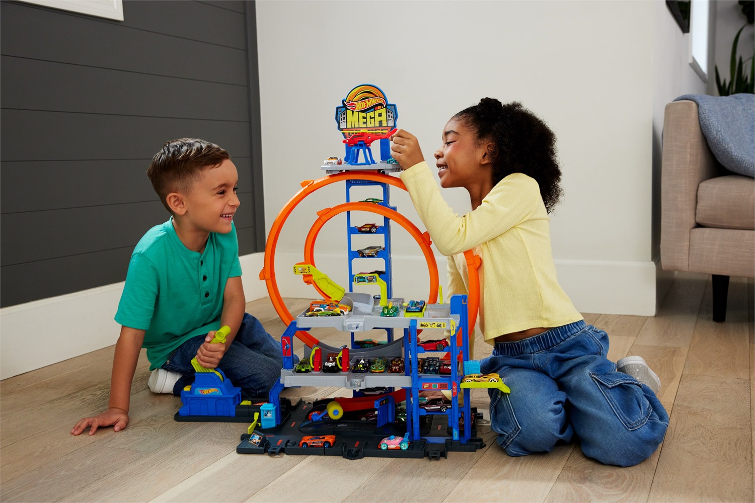 MATTEL Hot Wheels City Mega Loop Garage JBM74 - Playset Multilivello con 3 Livelli, 2 Loop, Auto e Elicottero
