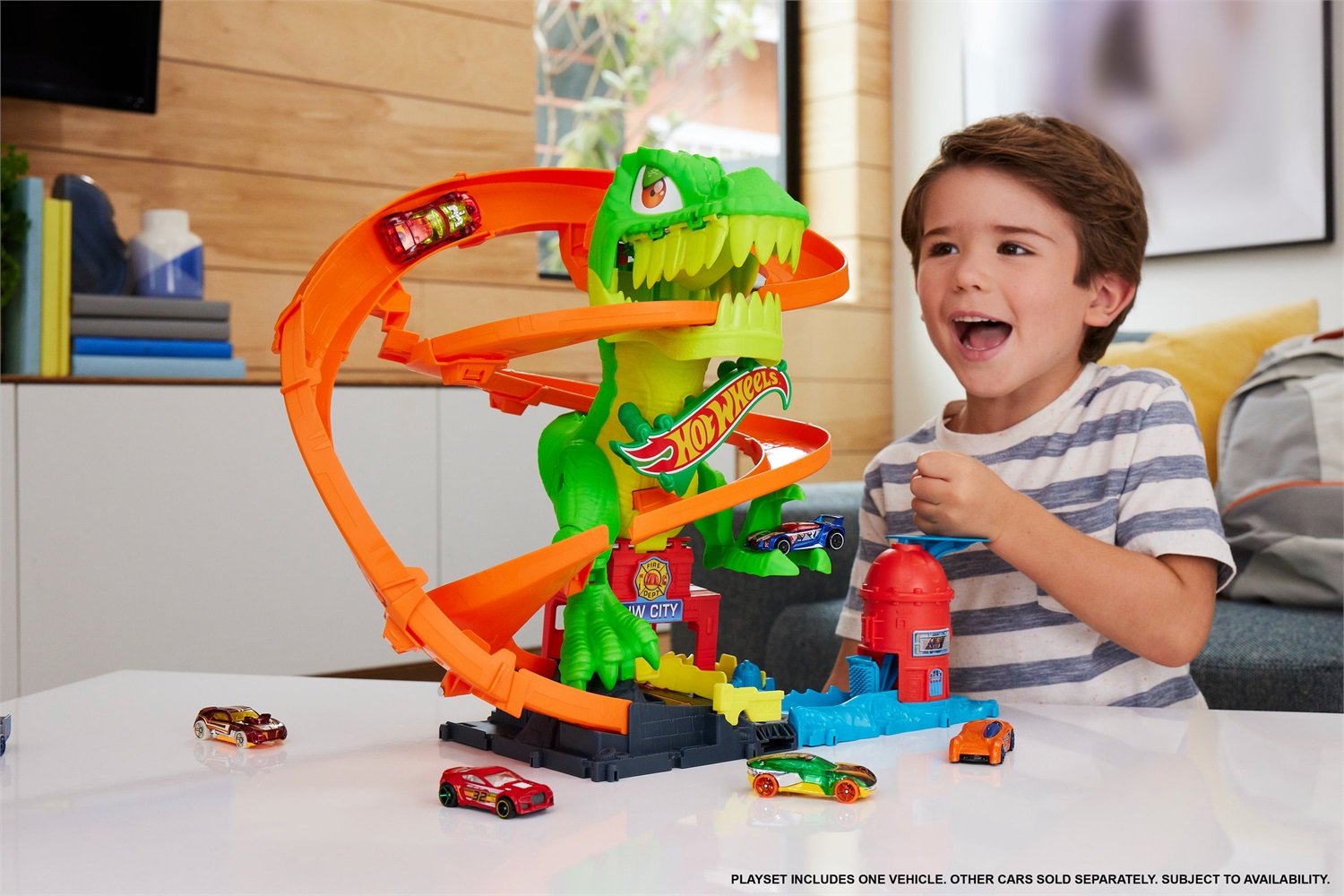Hot Wheels JBM73 T-Rex Battaglia Infuocata - Playset con Camion dei Pompieri e Dinosauro con Occhi Rotanti, Giocattolo per Bambini 4 Anni