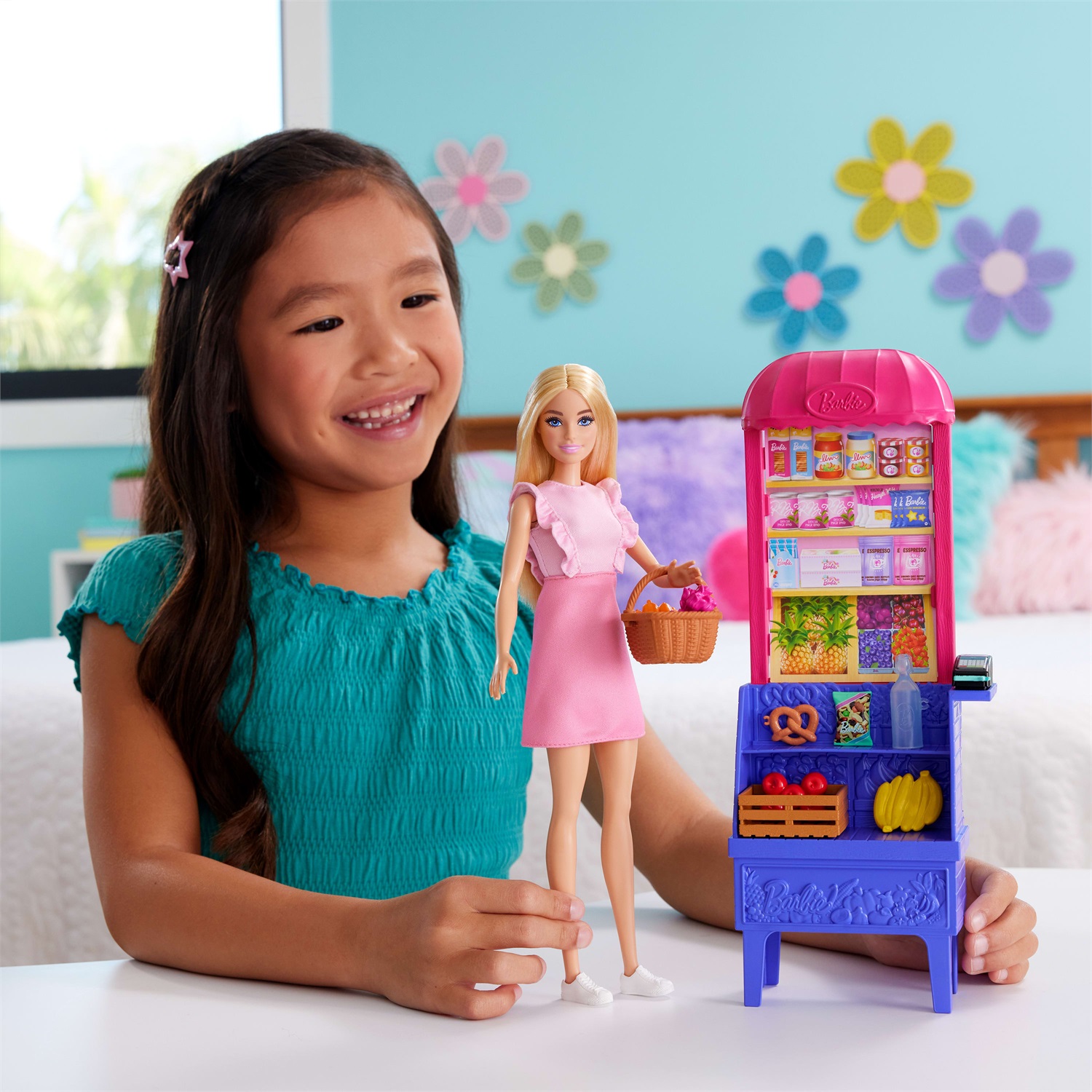 Barbie Malibu fa la spesa - Bambola bionda con bancarella del mercato e 11 accessori a tema, ispirato al film Barbie e Teresa La Ricetta dell'Amicizia, giocattolo per bambini 3 anni, JCT05