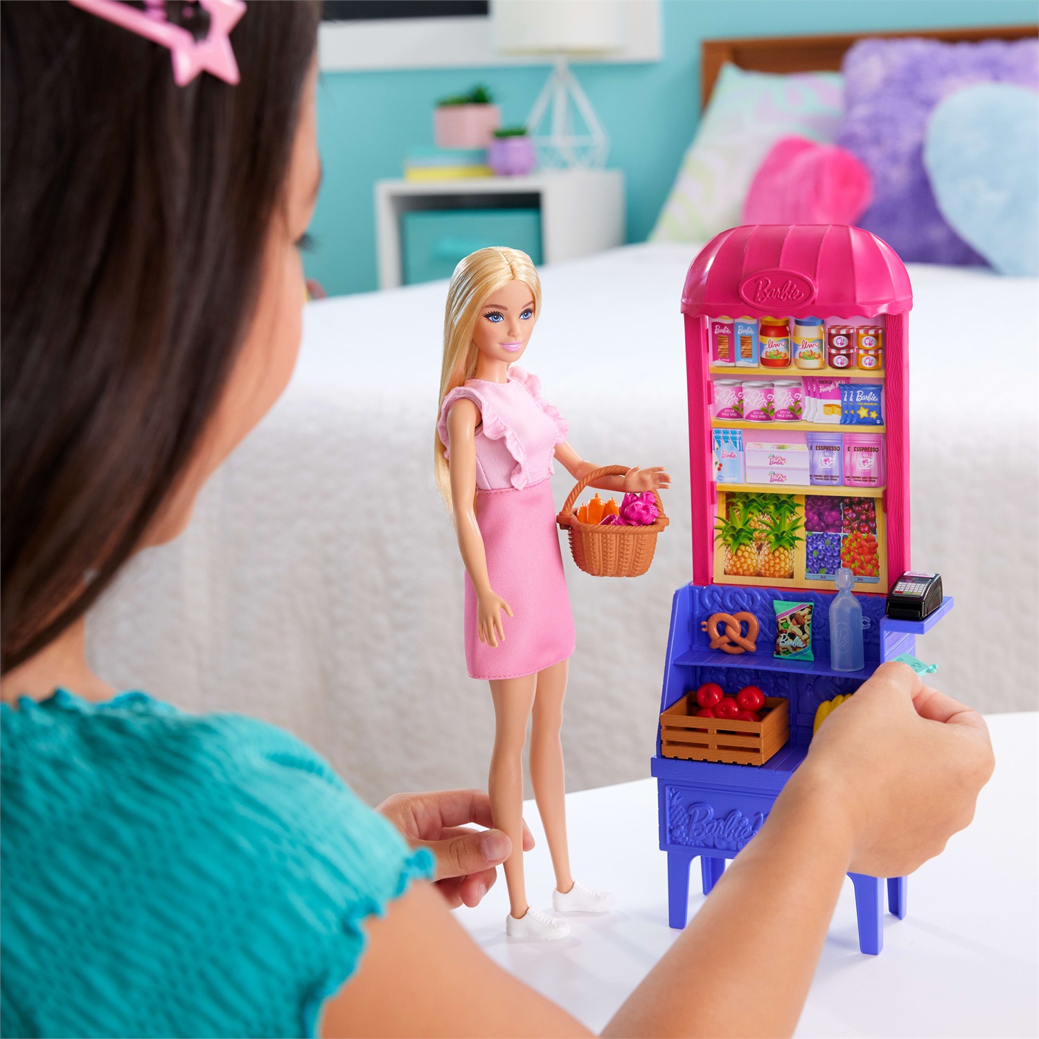 Barbie Malibu fa la spesa - Bambola bionda con bancarella del mercato e 11 accessori a tema, ispirato al film Barbie e Teresa La Ricetta dell'Amicizia, giocattolo per bambini 3 anni, JCT05