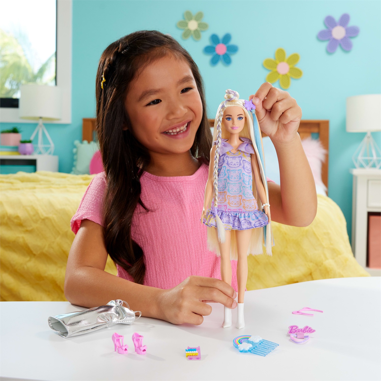 Barbie JCT72 - Bambola Fun & Fancy con Lunghissimi Capelli Biondi, Abito Metalizzato Argento, 2 Look e 10 Accessori Inclusi, Giocattolo per Bambini 3 Anni
