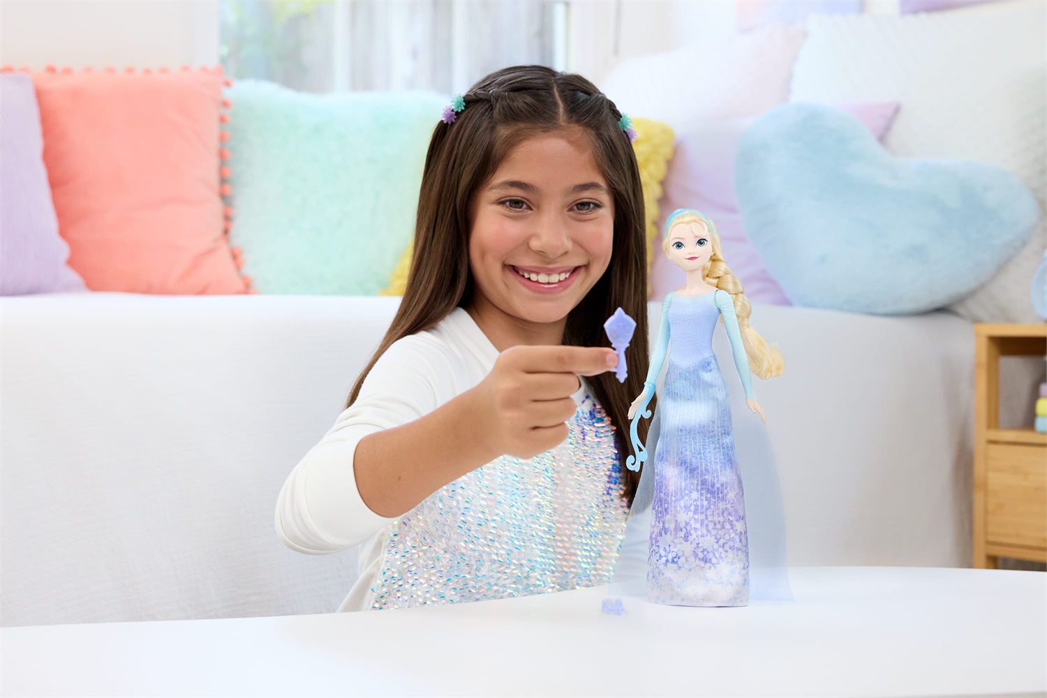 Mattel Disney Frozen - Bambola Elsa Spin & Reveal con 11 Sorprese, 5 Accessori e Scena di Gioco