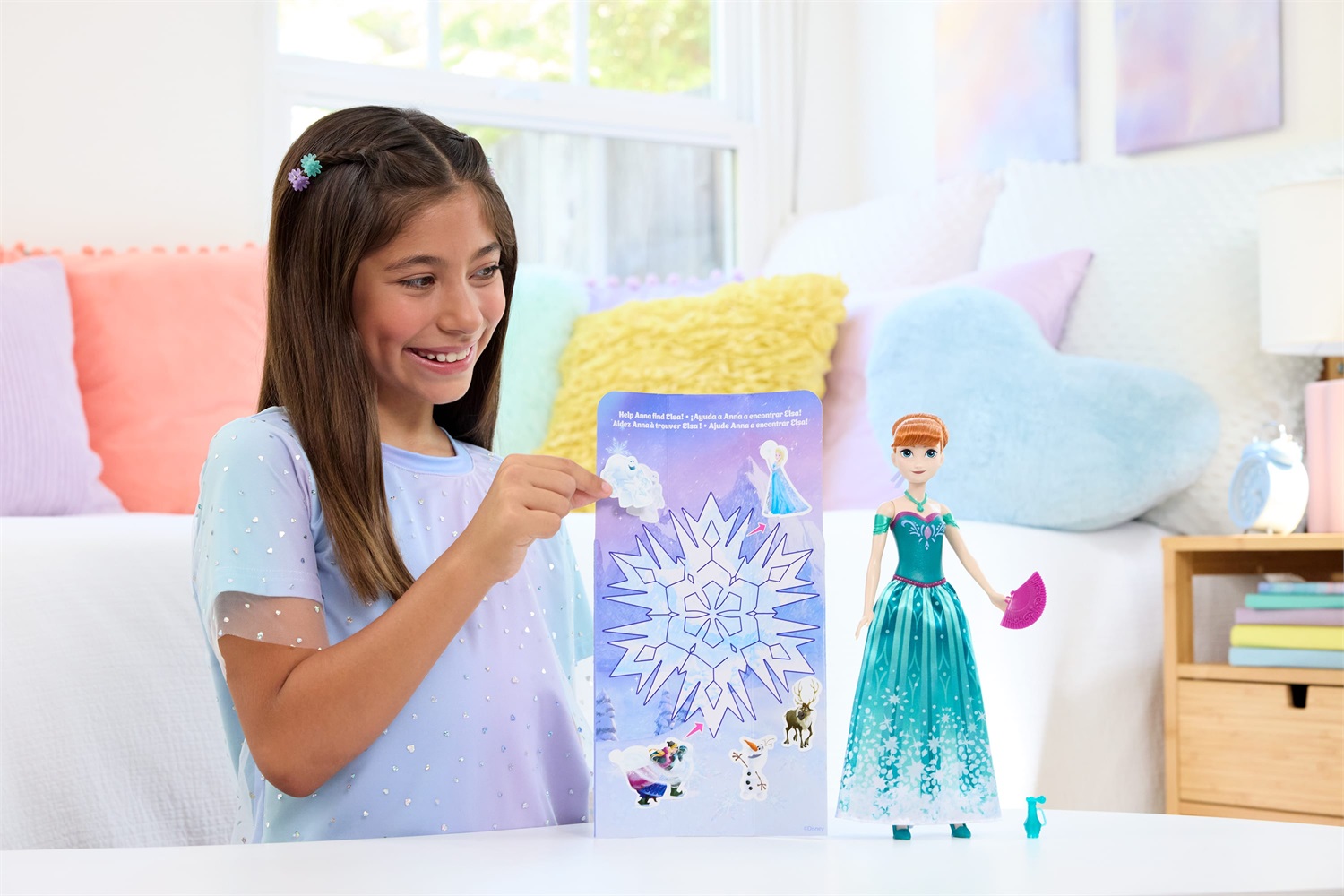 Mattel Disney Frozen - Bambola Anna Spin & Reveal con 11 sorprese, accessori e scena di gioco