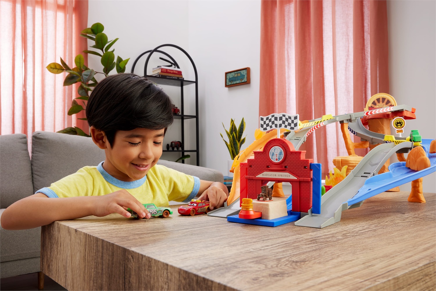 Mattel Sfreccia e Soccorri Circuito per Soccorso Stradale - Set con Saetta McQueen, Chick Hicks e 2 veicoli della squadra di Pitty, Giocattolo per bambini 4 anni, JFL57