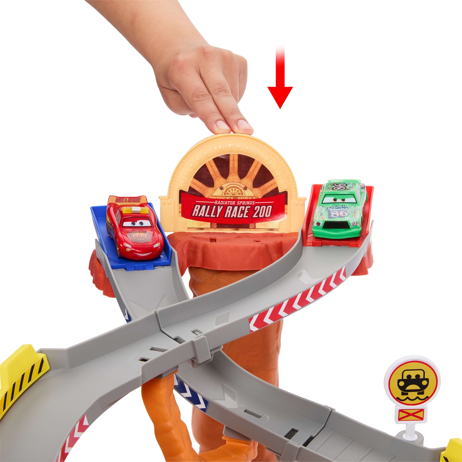 Mattel Sfreccia e Soccorri Circuito per Soccorso Stradale - Set con Saetta McQueen, Chick Hicks e 2 veicoli della squadra di Pitty, Giocattolo per bambini 4 anni, JFL57