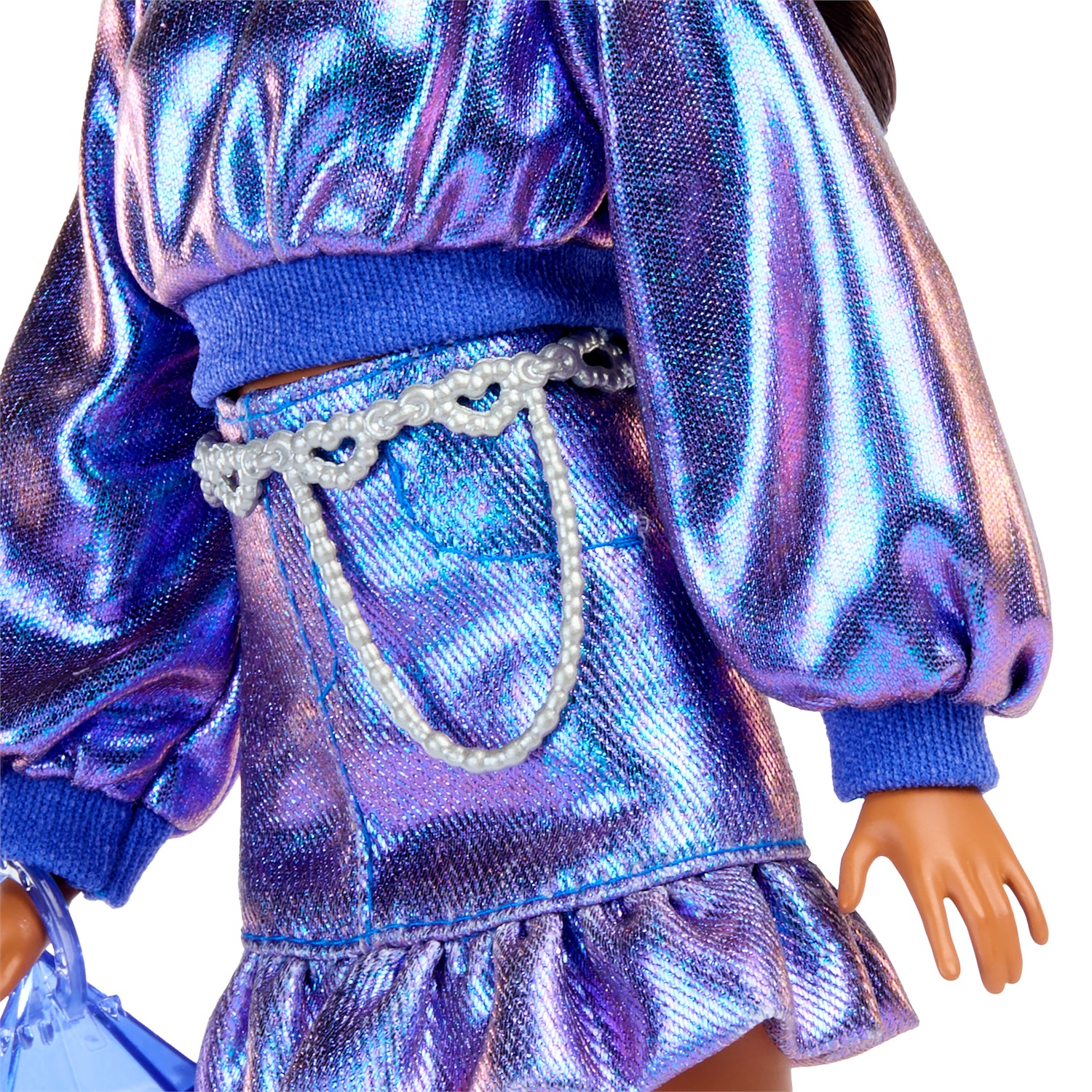 Barbie Deluxe Style n. 7 - Bambola con Top e Gonna Blu Metallizzato, Capelli Castani Ondulati e Accessori Inclusi