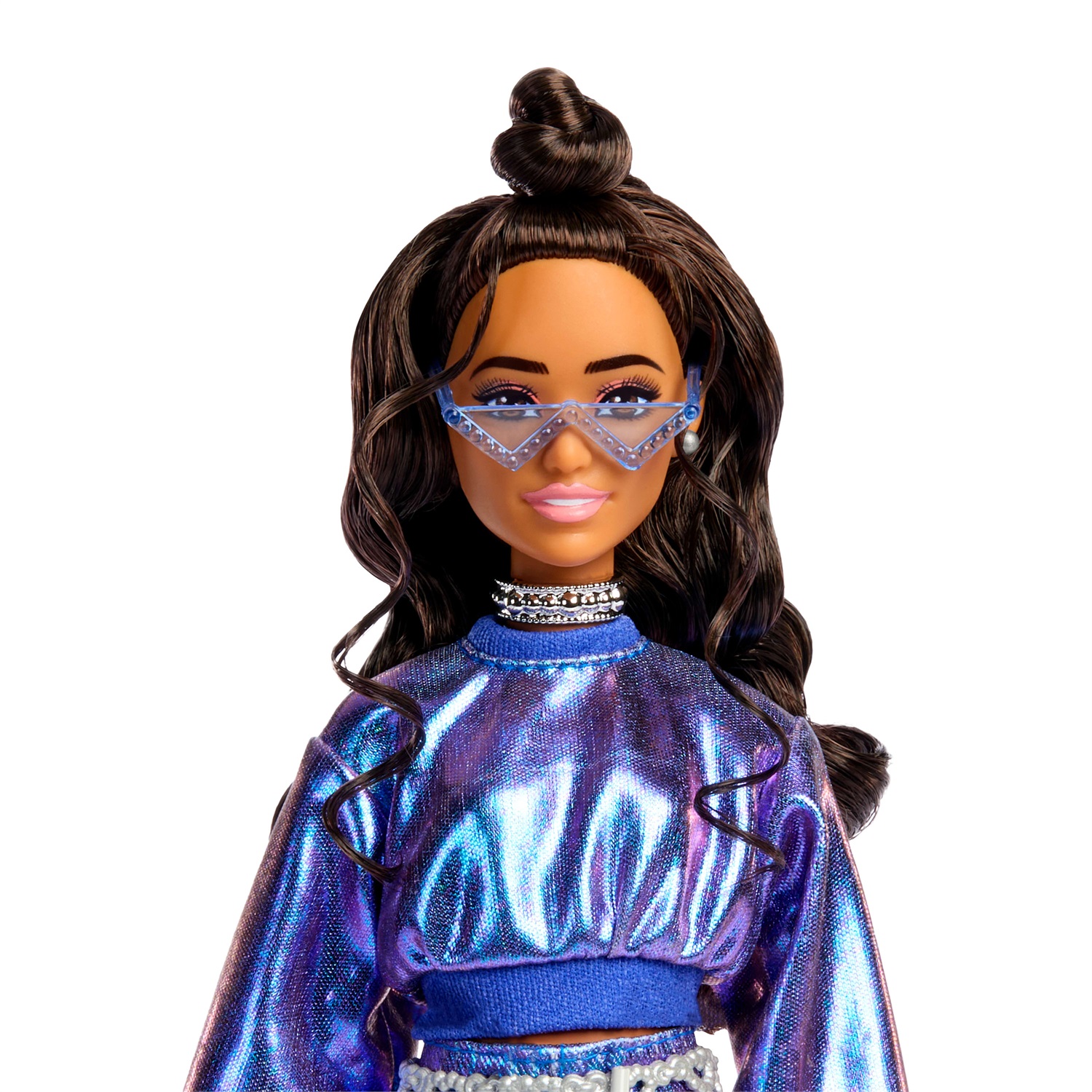Barbie Deluxe Style n. 7 - Bambola con Top e Gonna Blu Metallizzato, Capelli Castani Ondulati e Accessori Inclusi