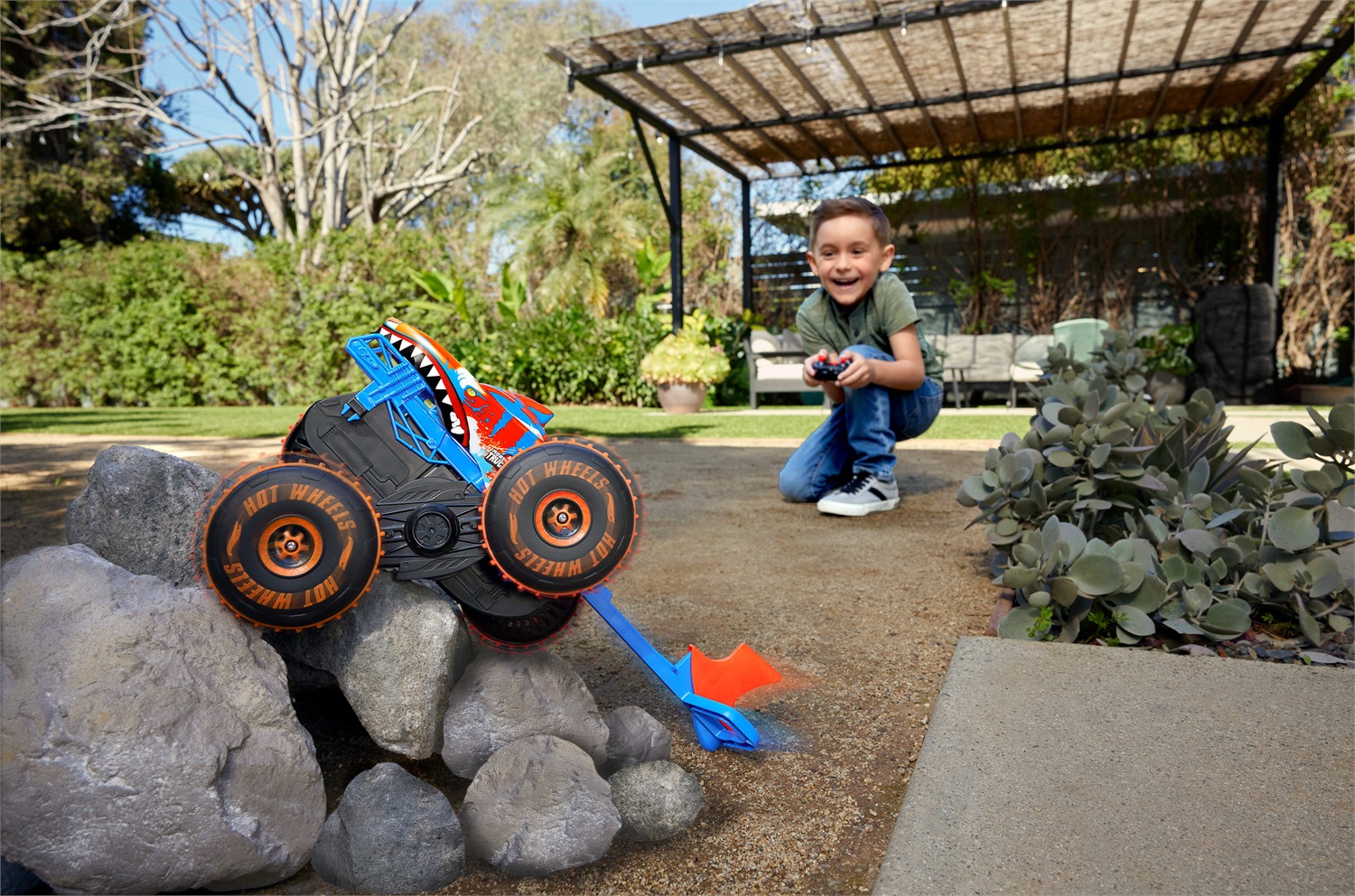 Hot Wheels Tiger Shark Super Scalatore RC - Veicolo Radiocomandato Grande con 3 Modalità per Gareggiare, Scalare e Fare Acrobazie, Giocattolo per Bambini 5 Anni, JFR39
