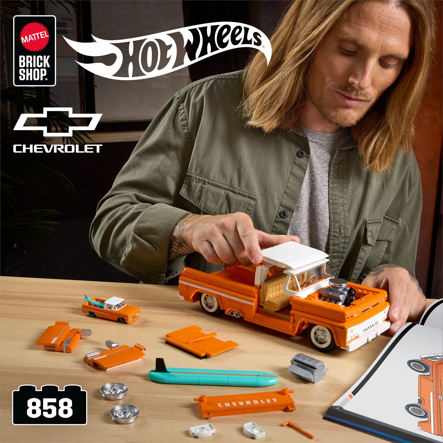 Mattel Hot Wheels Brick Shop - Set da Costruire Custom '62 Chevy Pickup, 858 Pezzi, Adesivi per Personalizzazione, Scala 1:16