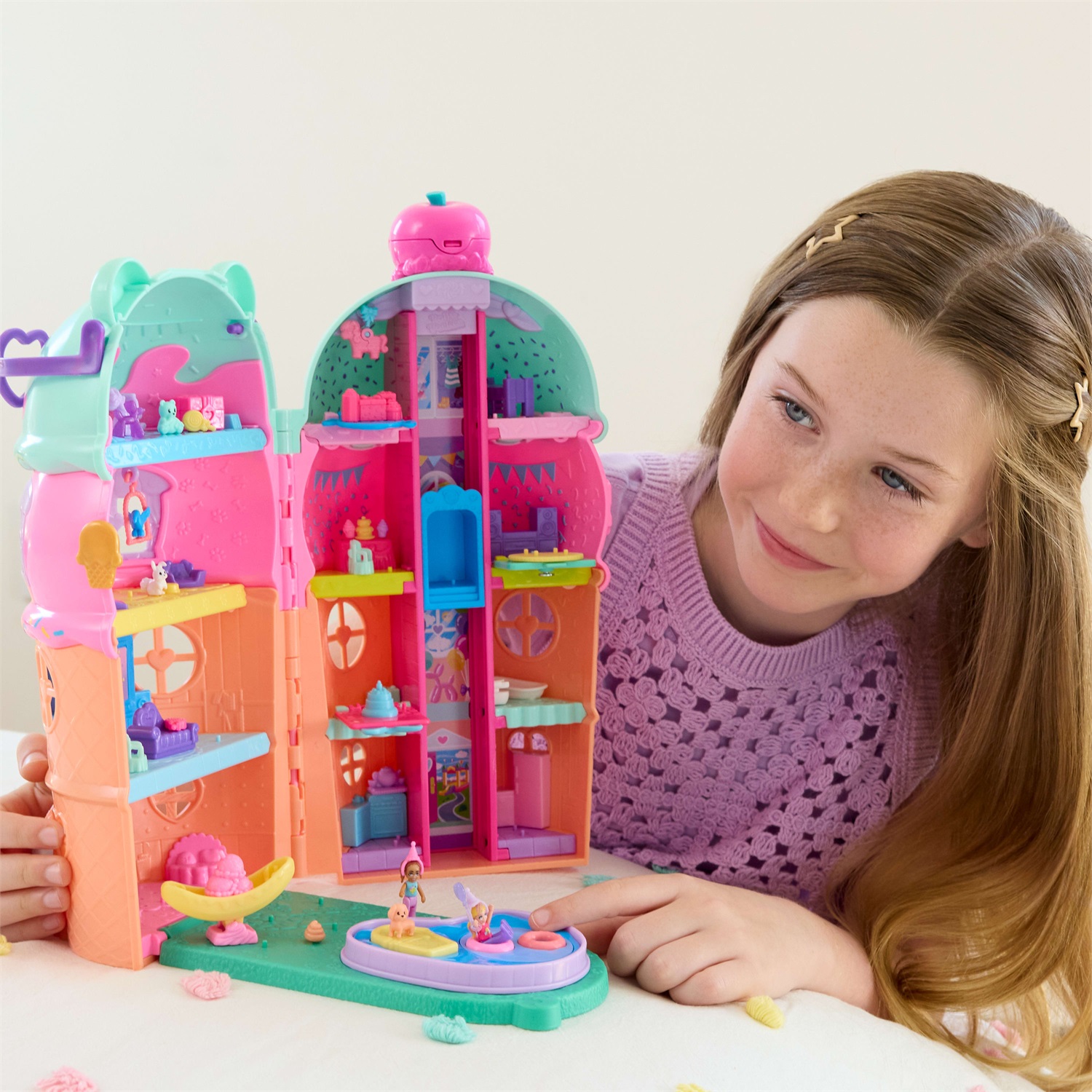 Mattel Polly Pocket Casetta Gelato - Set Gioco con 2 Mini Bambole, 30 Accessori e Design Compatto a Forma di Cono Gelato