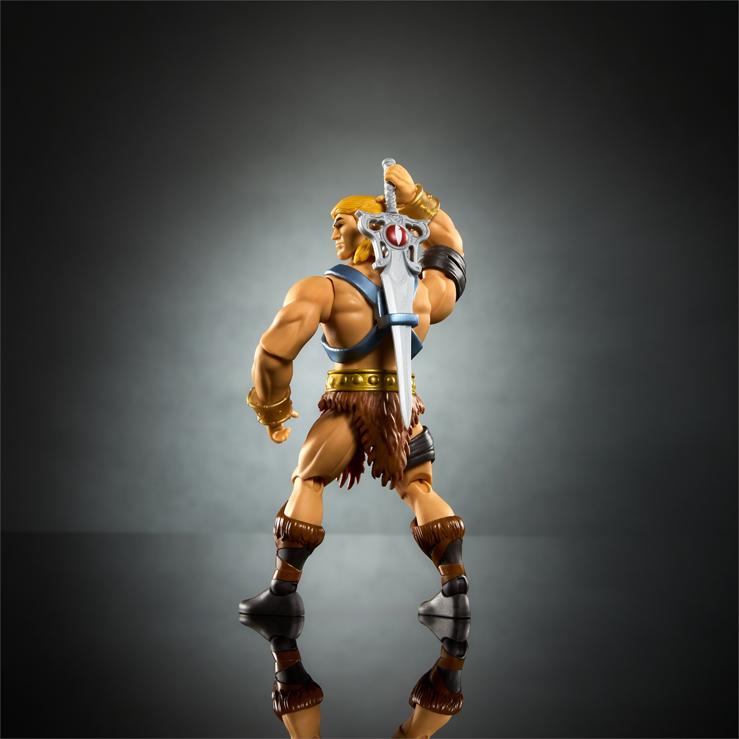Mattel Masters of the Universe Origins - He-Man Action Figure Snodata Crossover con Armatura Rimovibile, Spada, Scudo e Mini Fumetto, Giocattolo per Bambini 6 Anni