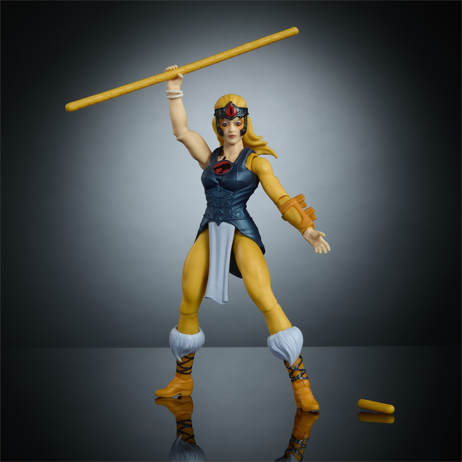 Masters of the Universe Origins x ThunderCats - Cheetara, action figure snodabile con armatura rimovibile, bastone e mini fumetto, 6 anni