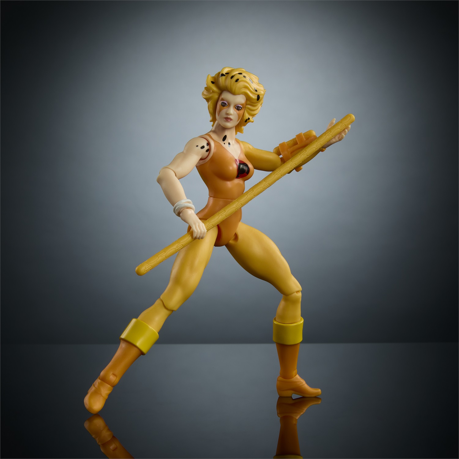 Masters of the Universe Origins x ThunderCats - Cheetara, action figure snodabile con armatura rimovibile, bastone e mini fumetto, 6 anni