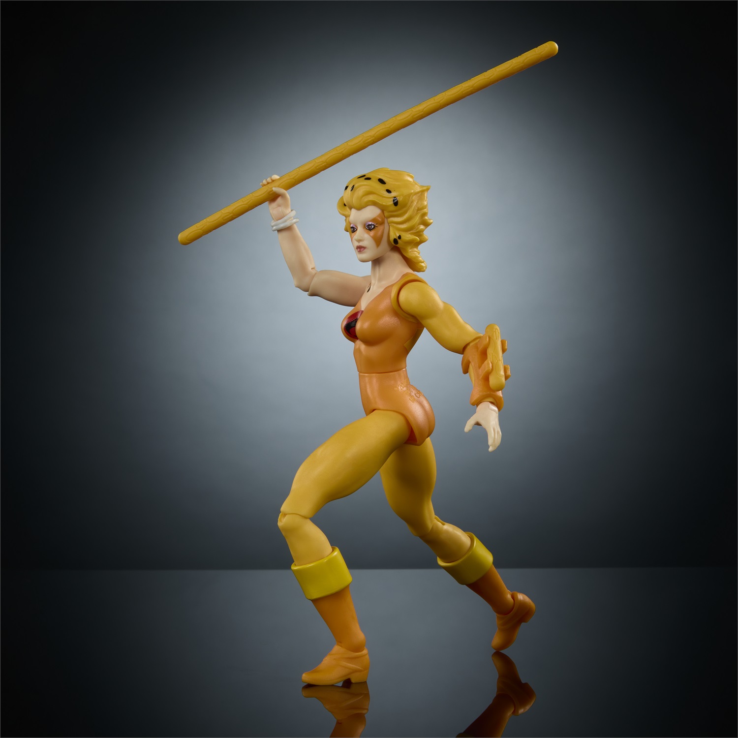 Masters of the Universe Origins x ThunderCats - Cheetara, action figure snodabile con armatura rimovibile, bastone e mini fumetto, 6 anni
