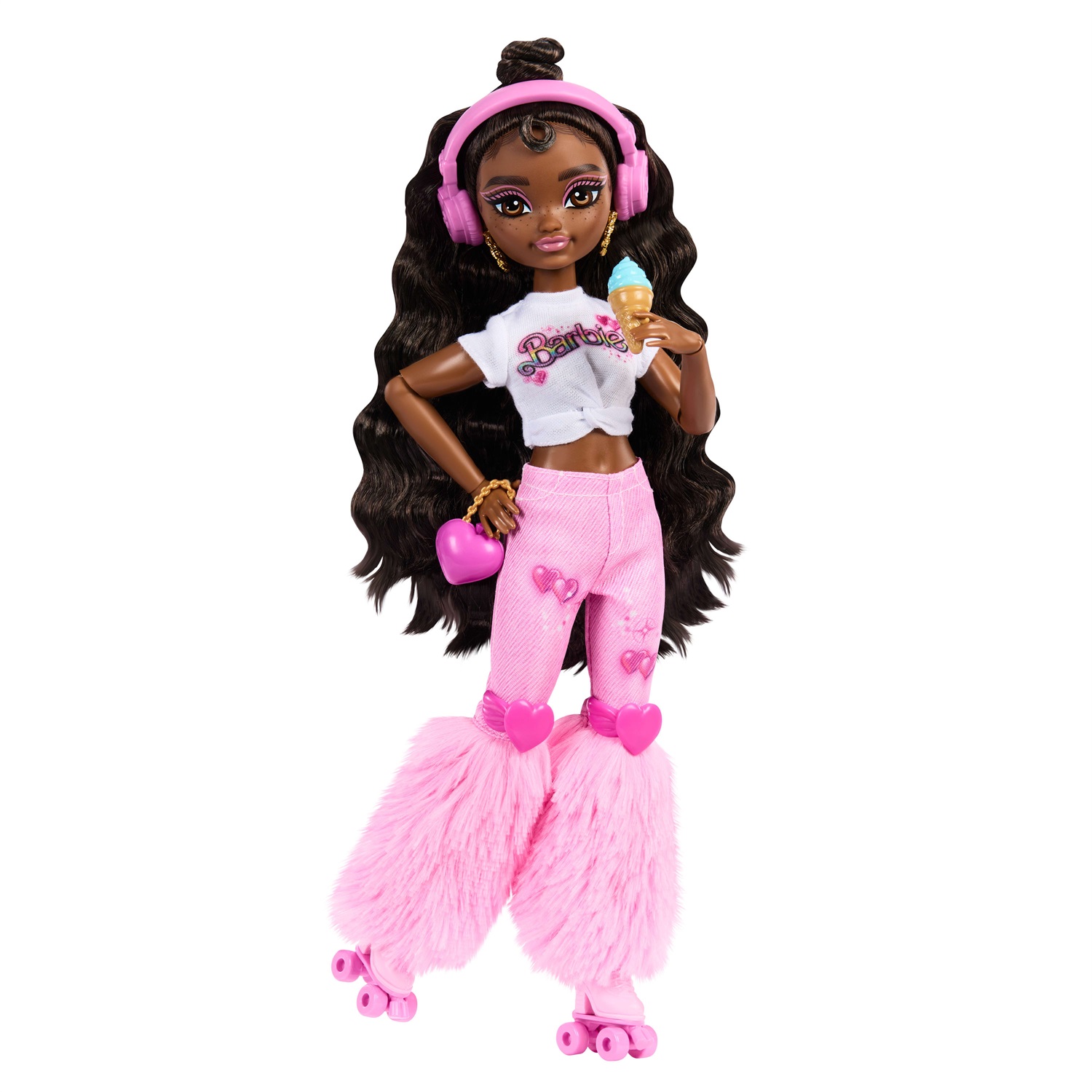 Barbie Dream Besties Brooklyn - Bambola snodata alla moda con pattini a rotelle, capelli castano scuro e 9 accessori a tema musica e video, per bambini 4 anni