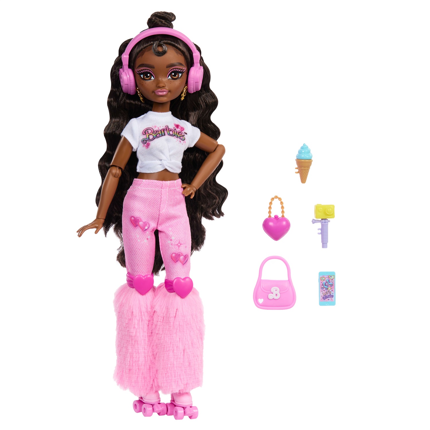 Barbie Dream Besties Brooklyn - Bambola snodata alla moda con pattini a rotelle, capelli castano scuro e 9 accessori a tema musica e video, per bambini 4 anni