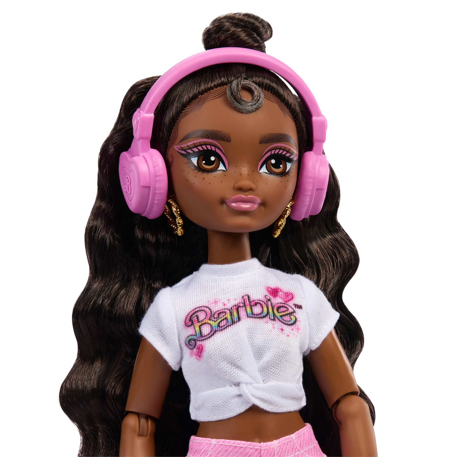 Barbie Dream Besties Brooklyn - Bambola snodata alla moda con pattini a rotelle, capelli castano scuro e 9 accessori a tema musica e video, per bambini 4 anni