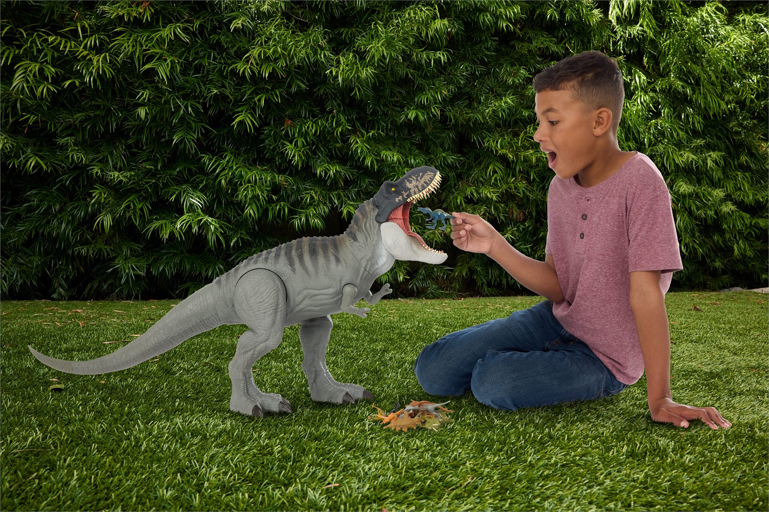 Mattel T-Rex Super Colossale - Action Figure Snodata da 99 cm con 2 Mosse d'Attacco, Ispirata a Jurassic World La Rinascita