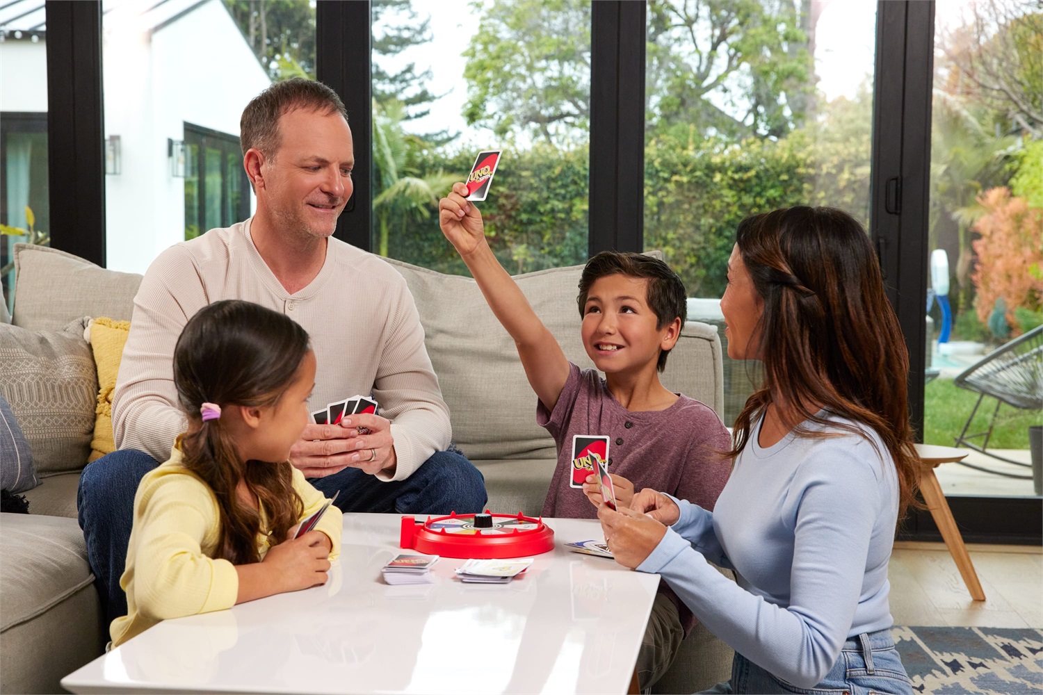 Mattel UNO Spin - Gioco di Carte con Ruota delle Sorprese, Nuove Regole e Carte Speciali, per 2-10 Giocatori, Età 7