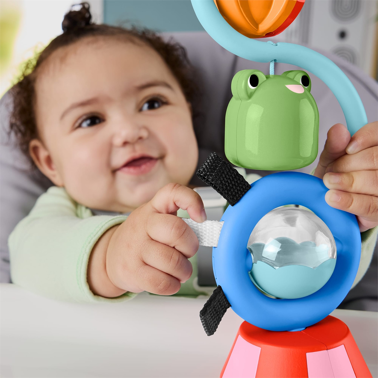 Fisher-Price - Giocattolo da seggiolone con ventosa, suoni sensoriali e tasti a contrasto per stimolare l'esplorazione tattile, 3 mesi