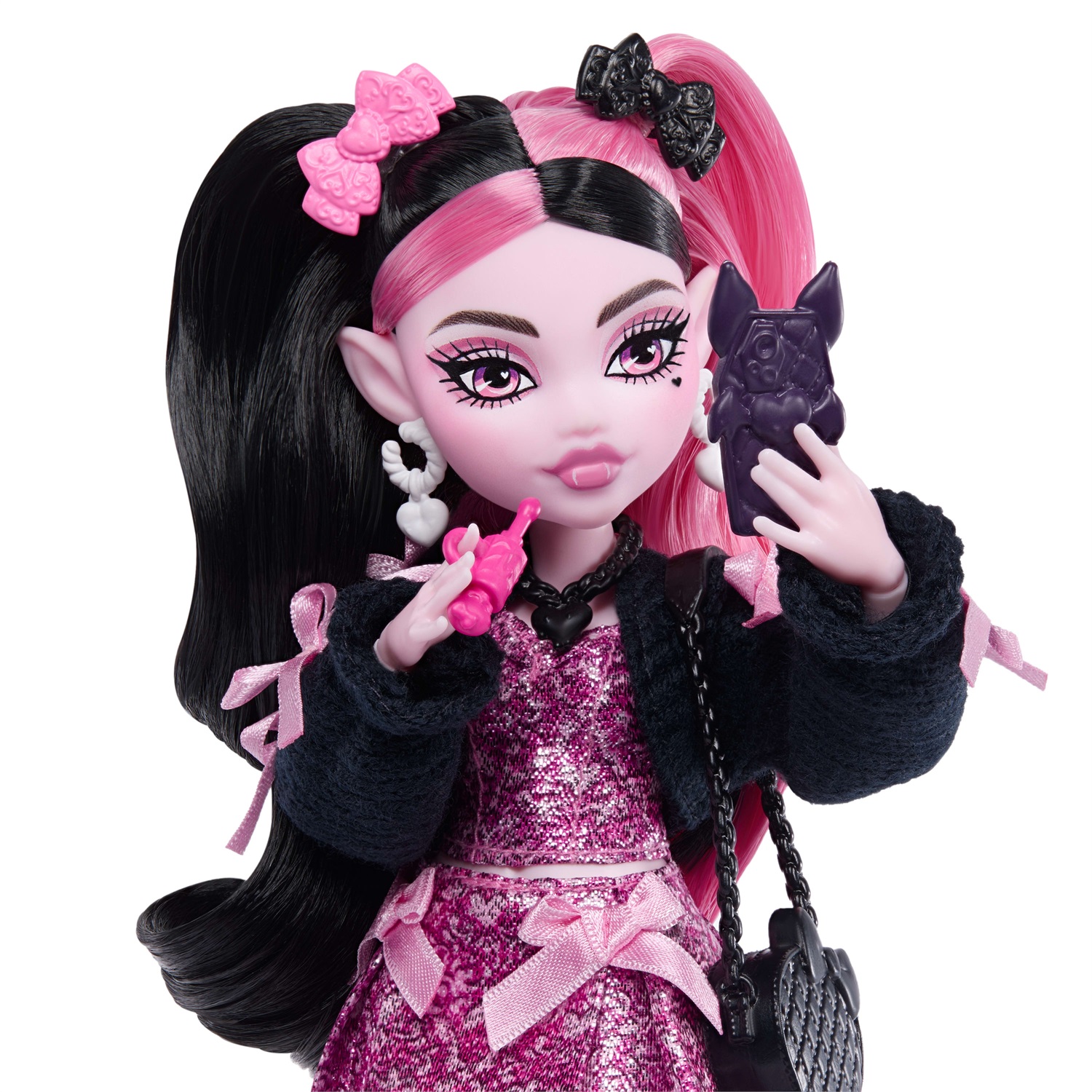 Monster High - Draculaura, bambola con abito rosa, cardigan nero e 7 accessori inclusi per bambini dai 4 anni