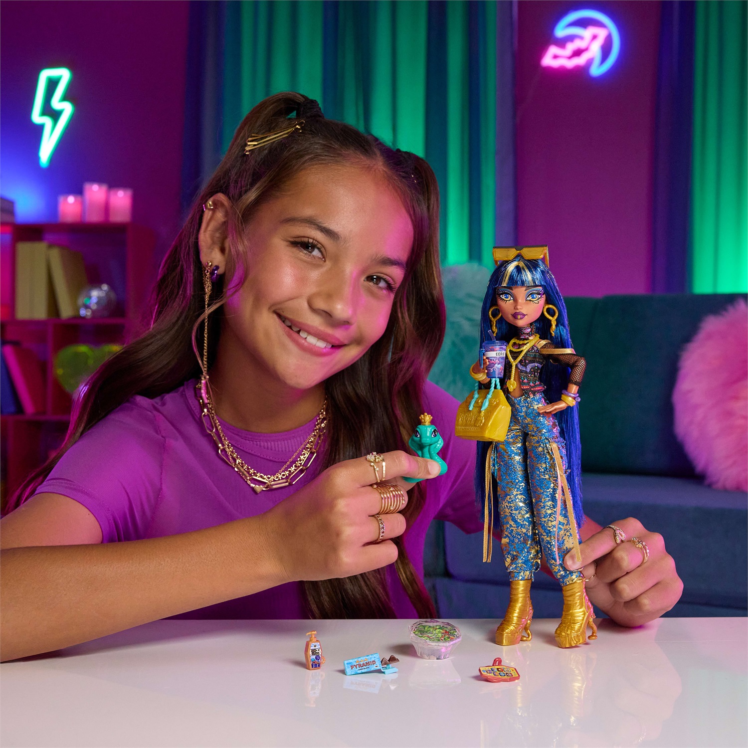 Monster High - Cleo De Nile, bambola con top a fiori, pantaloni cargo in denim dorato e 7 accessori inclusi
