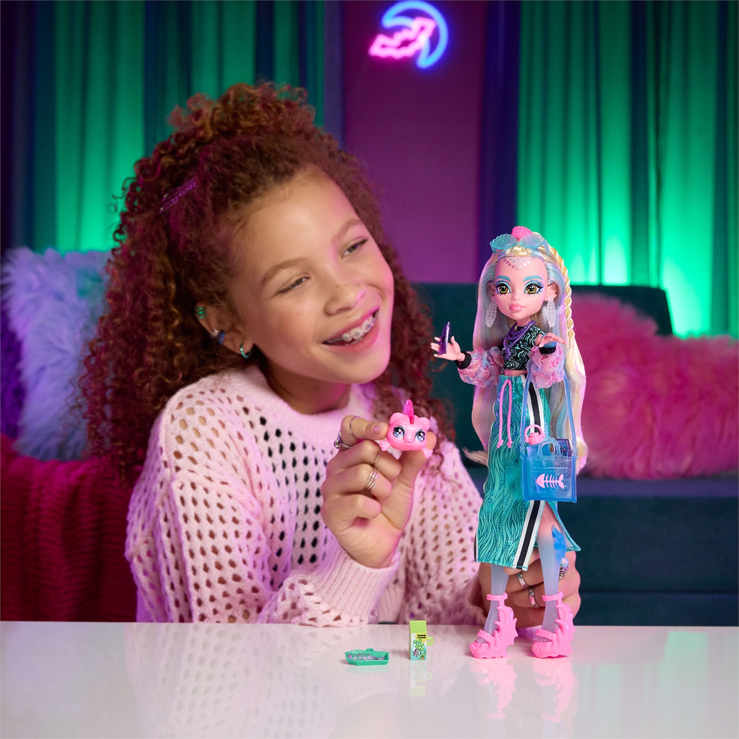 Monster High Lagoona Blue - Bambola con Top Corto, Maxi Gonna Sportiva e 7 Accessori Inclusi