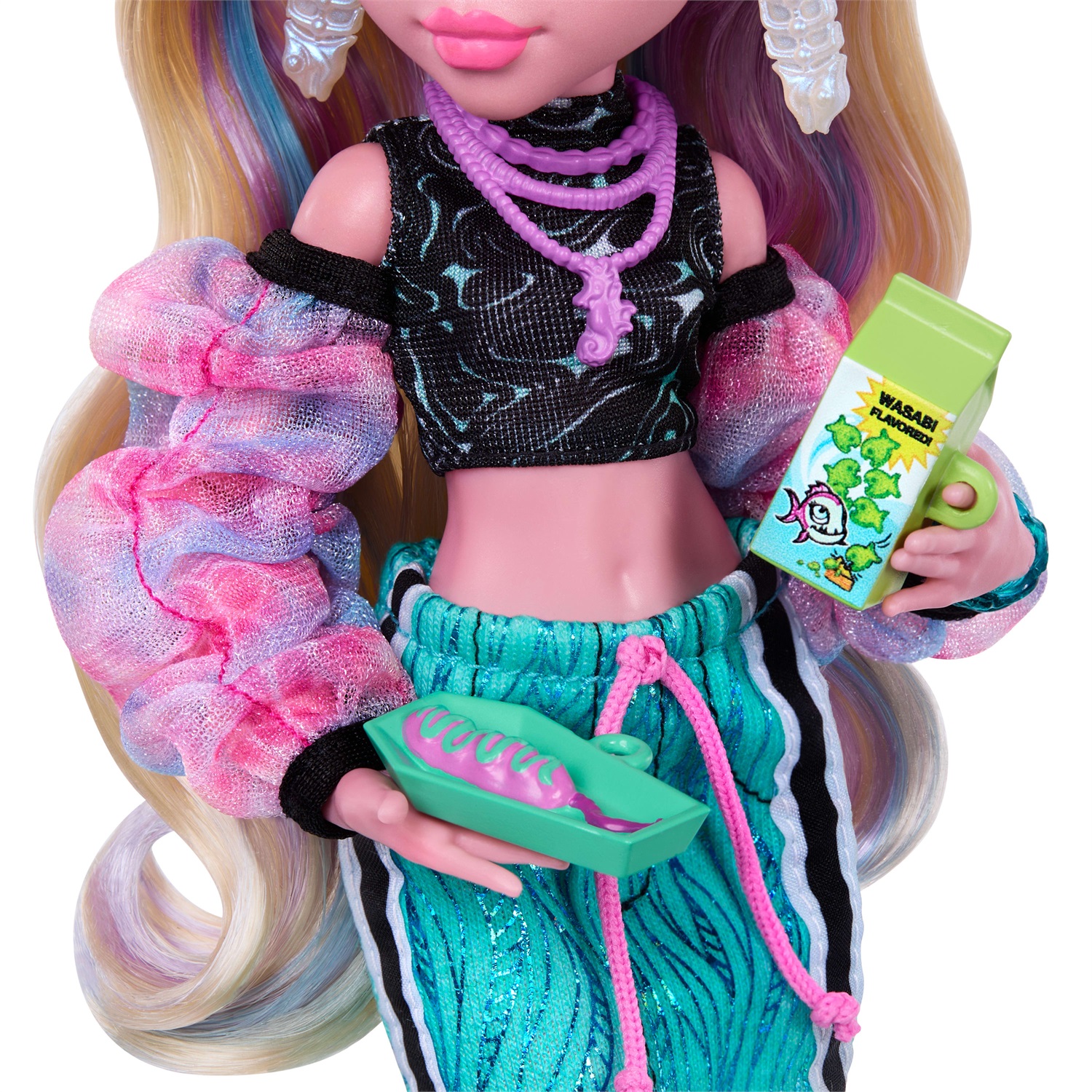 Monster High Lagoona Blue - Bambola con Top Corto, Maxi Gonna Sportiva e 7 Accessori Inclusi