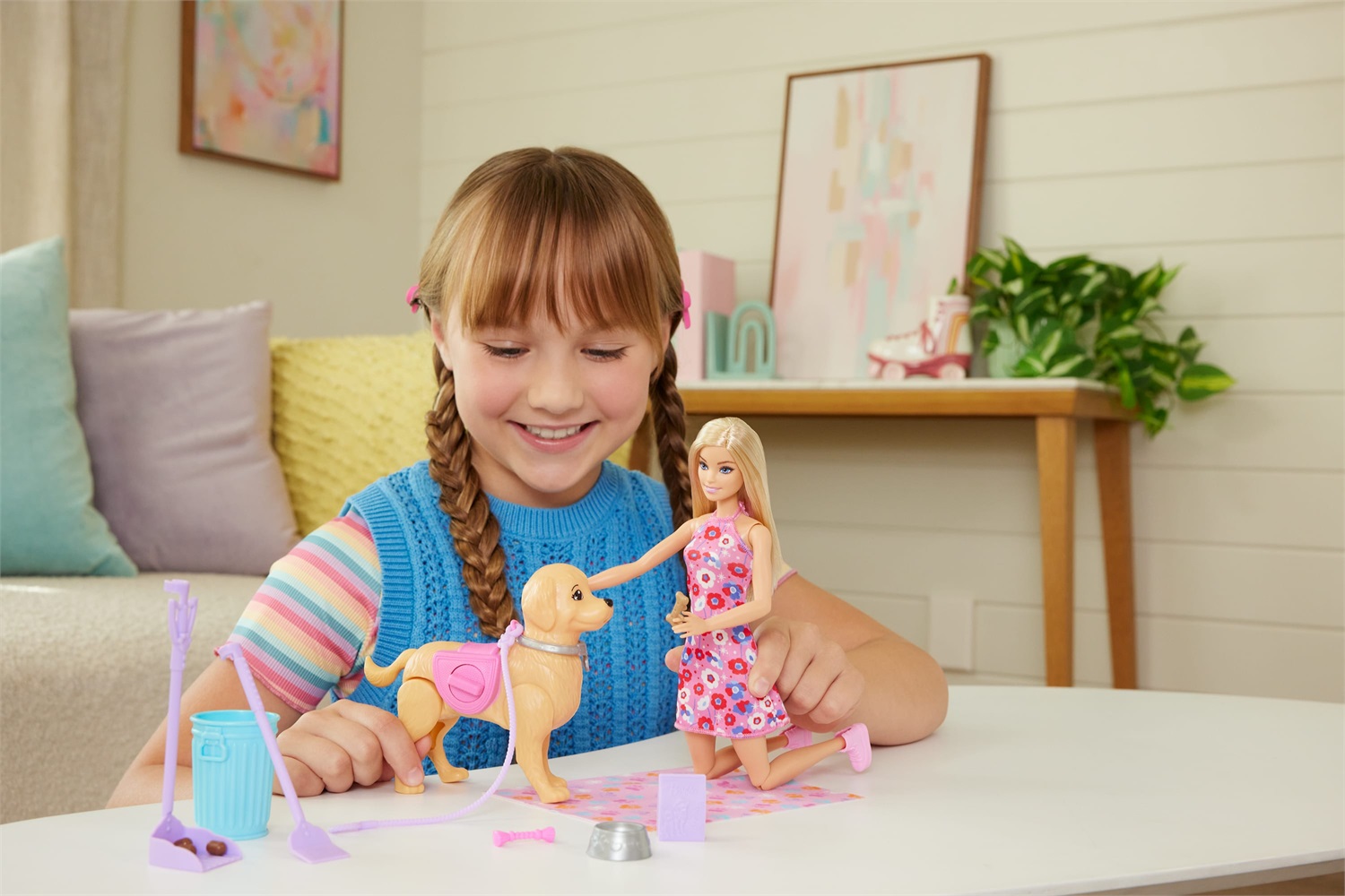 Barbie - Set Cagnolina Cammina e Fa i Bisogni con Bambola Bionda Malibu e Accessori per Passeggiata, Giocattolo per Bambini 3 Anni