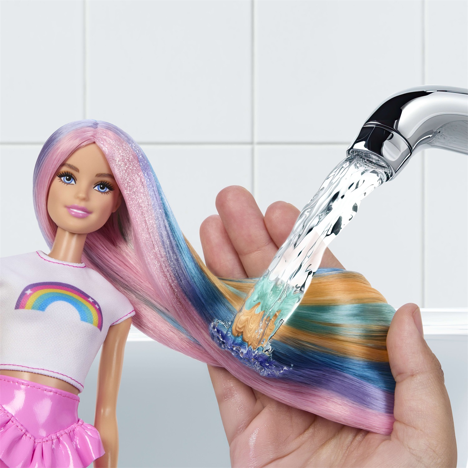 Barbie - Bambola Capelli Arcobaleno con 12 Accessori per Styling e Glitter