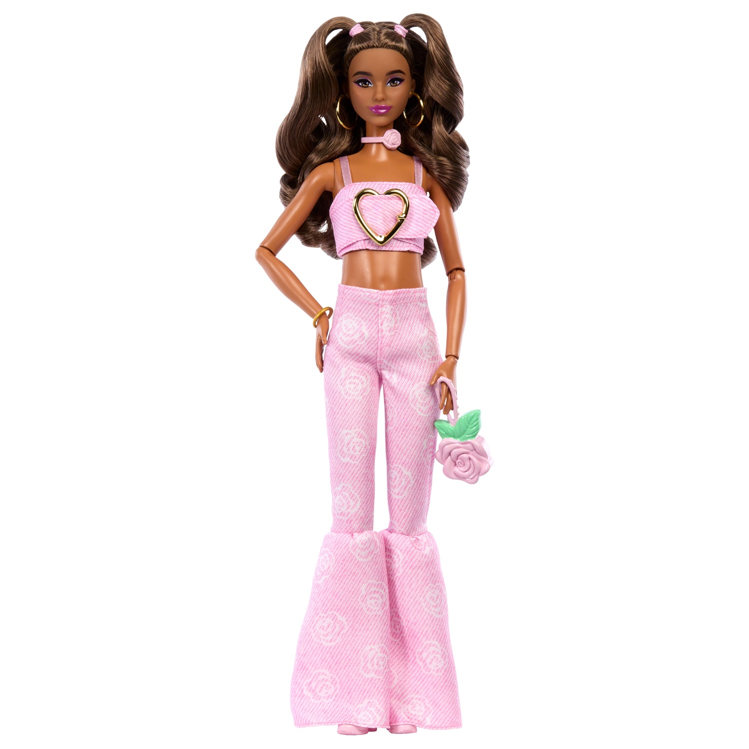 Barbie Deluxe Style n. 12 - Bambola dai capelli castani mossi con top in denim rosa, jeans svasati con stampa rosa e accessori