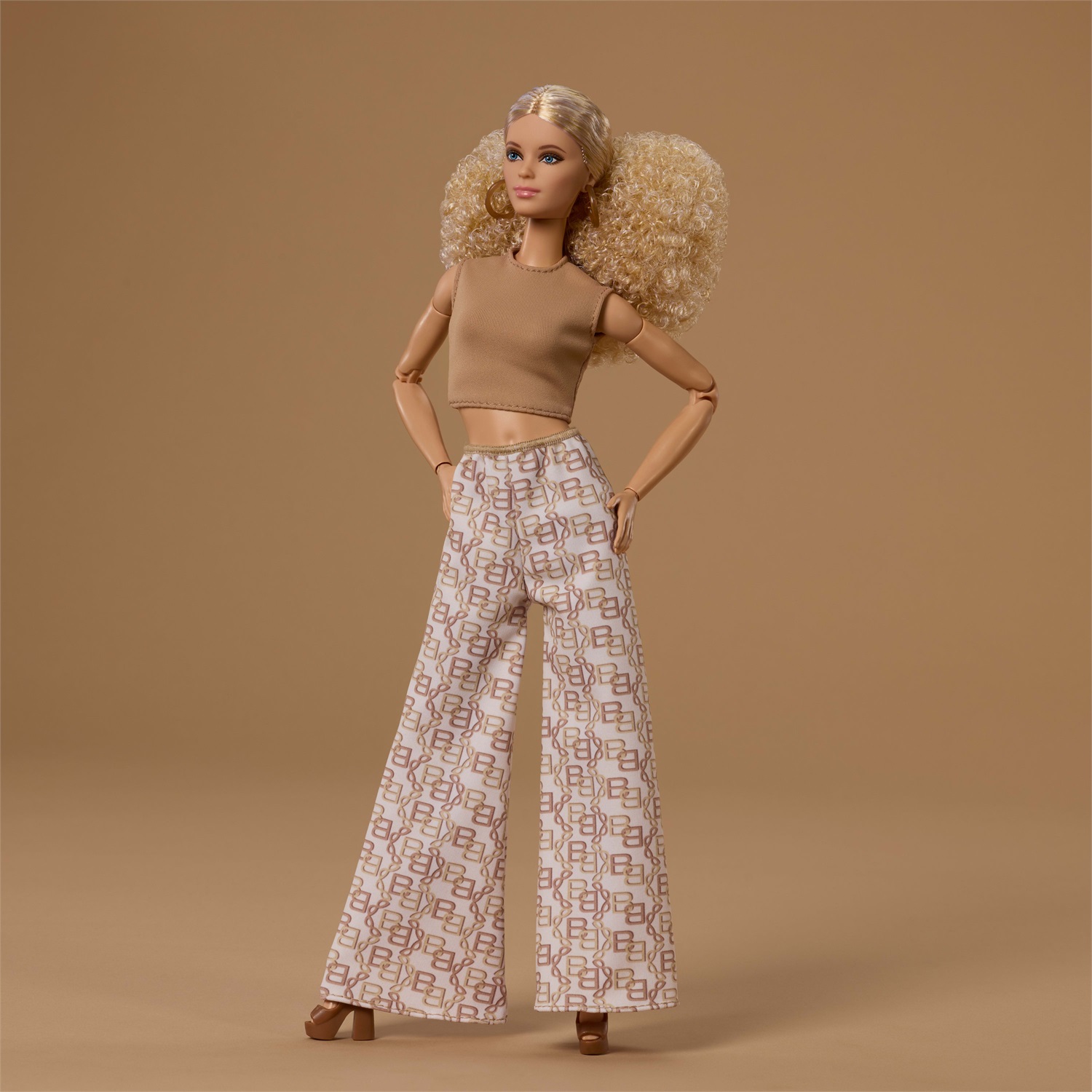 Barbie Basics - Bambola da Collezione Fashion Doll 07 con Capelli Biondi, Pantaloni Bianchi Stampati e Corpo Snodabile