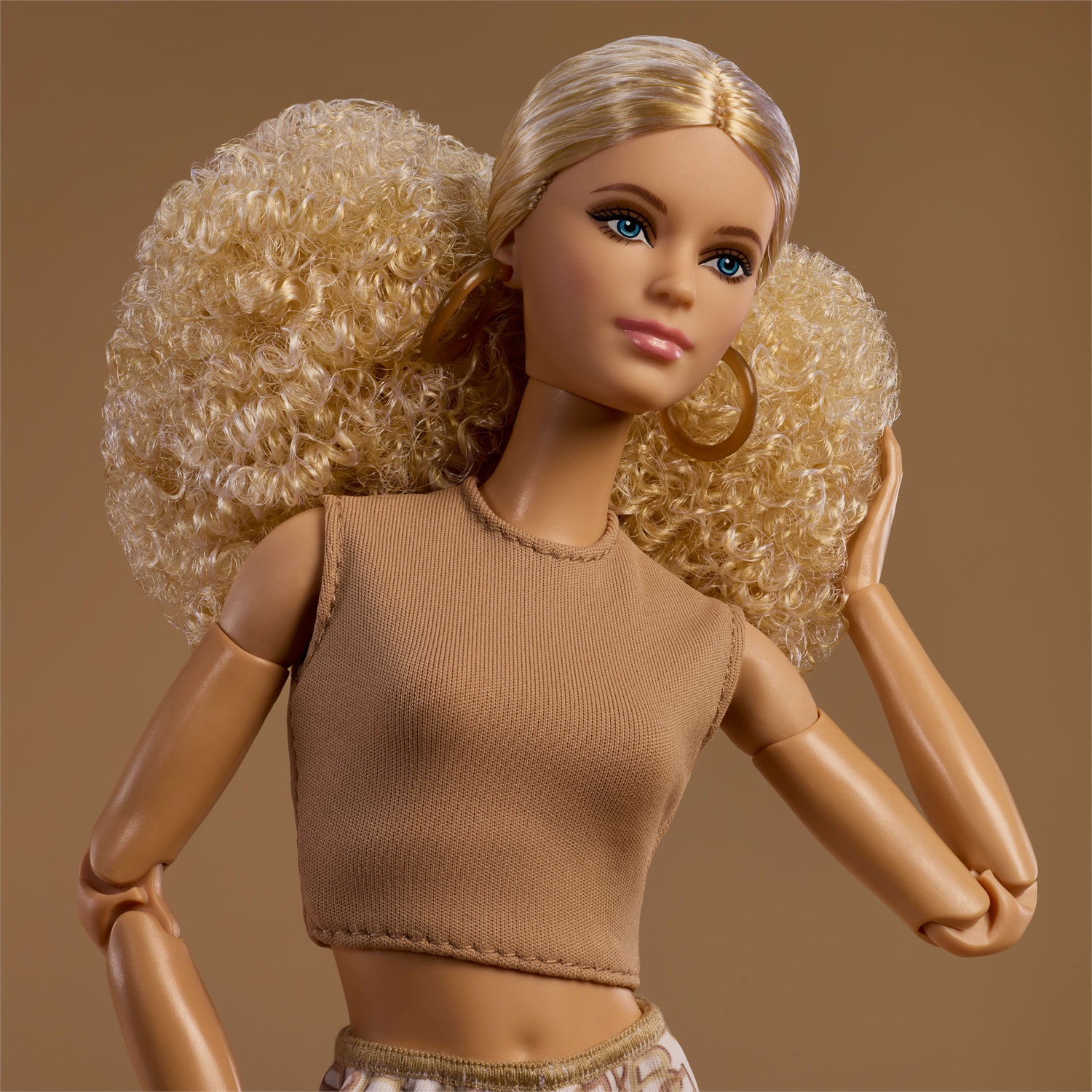 Barbie Basics - Bambola da Collezione Fashion Doll 07 con Capelli Biondi, Pantaloni Bianchi Stampati e Corpo Snodabile