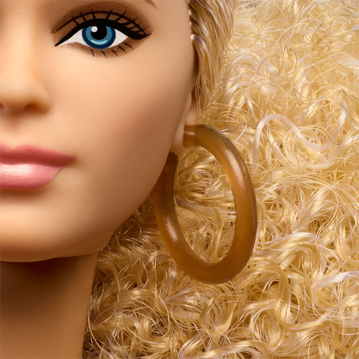 Barbie Basics - Bambola da Collezione Fashion Doll 07 con Capelli Biondi, Pantaloni Bianchi Stampati e Corpo Snodabile